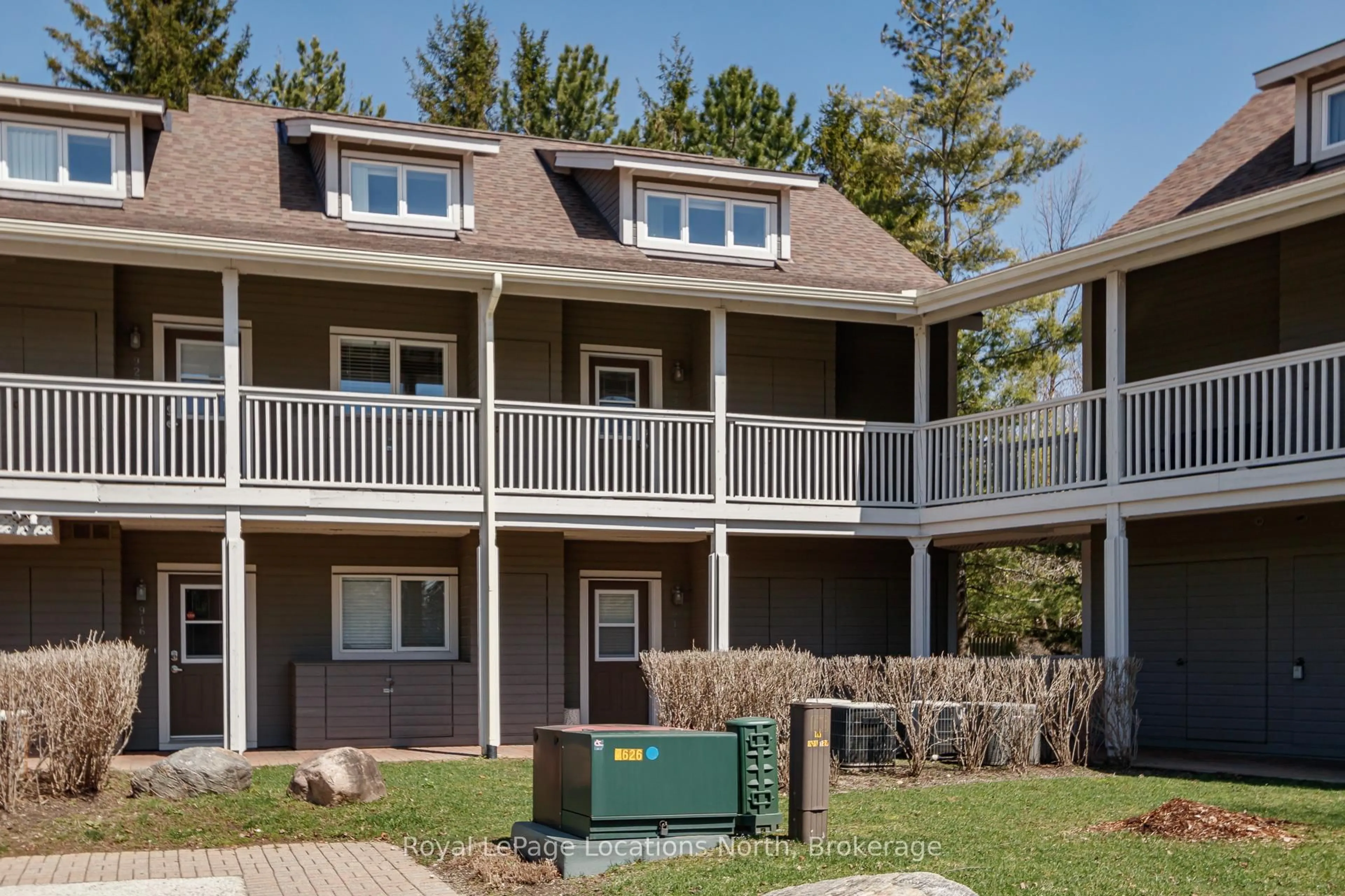 Home with vinyl exterior material, street for 926 Cedar Pointe Crt, Collingwood Ontario L9Y 5C7