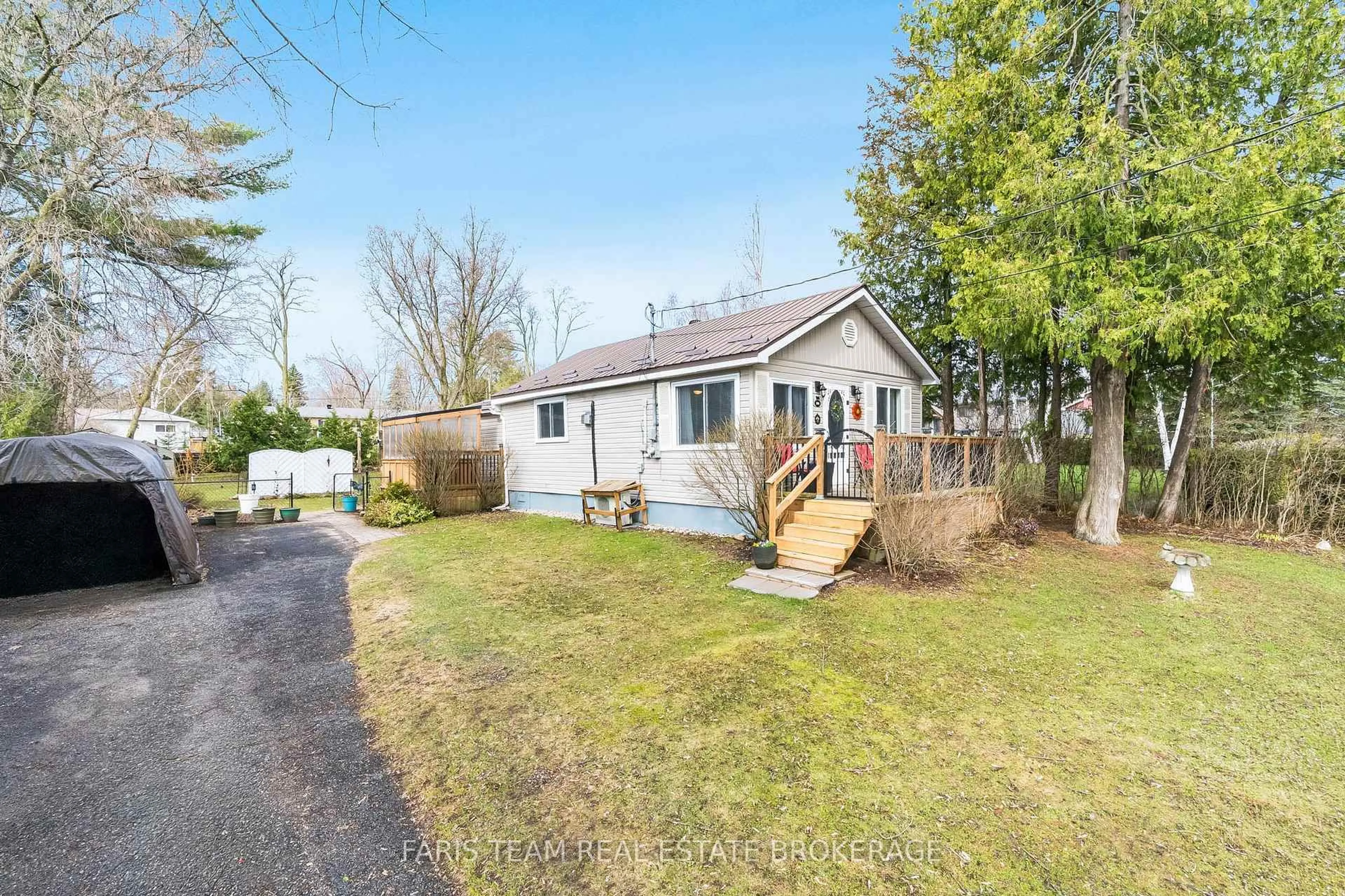 A pic from outside/outdoor area/front of a property/back of a property/a pic from drone, street for 306 Ouida St, Tay Ontario L0K 2C0