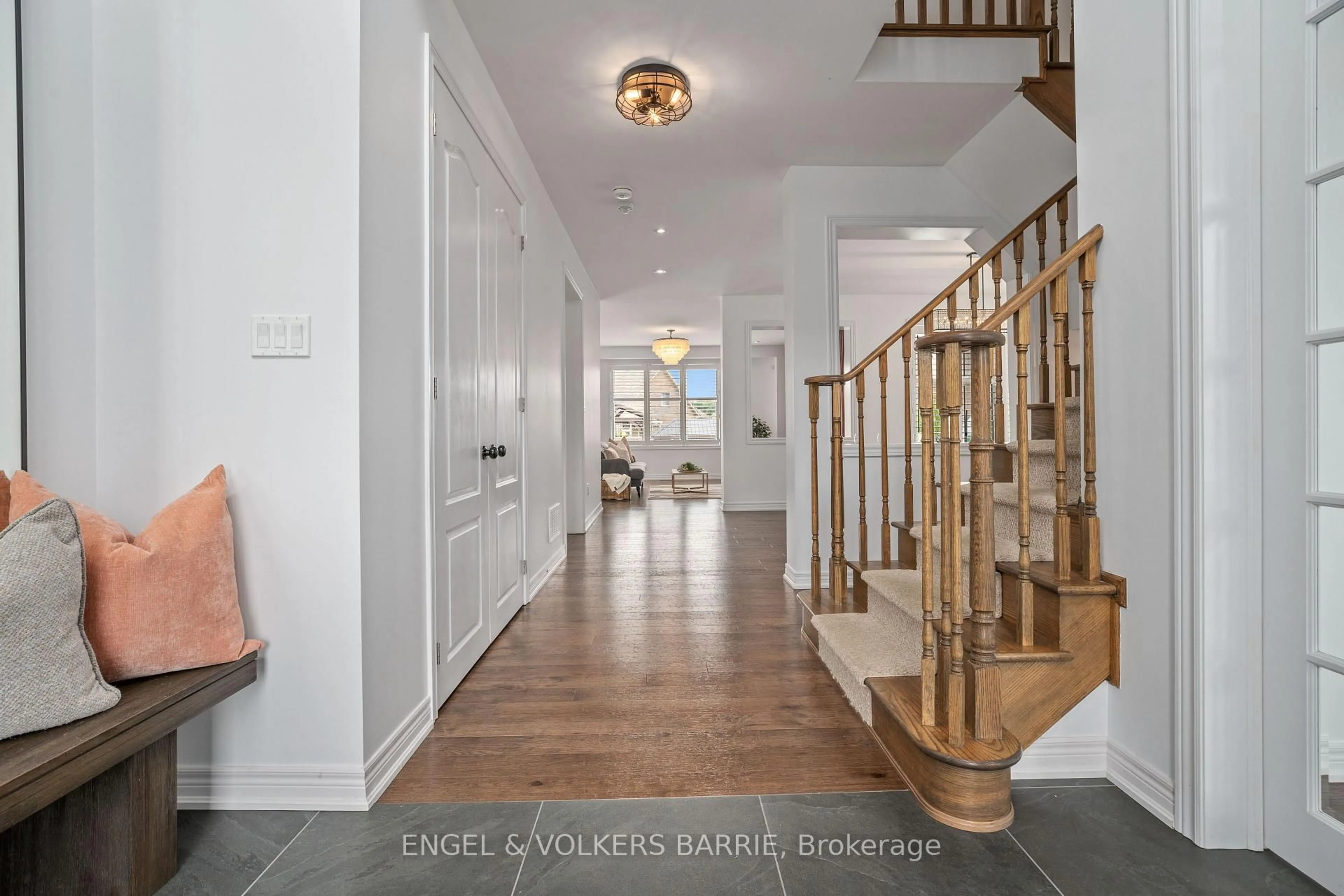 Indoor foyer for 61 Oliver's Mill Rd, Springwater Ontario L9X 0S7