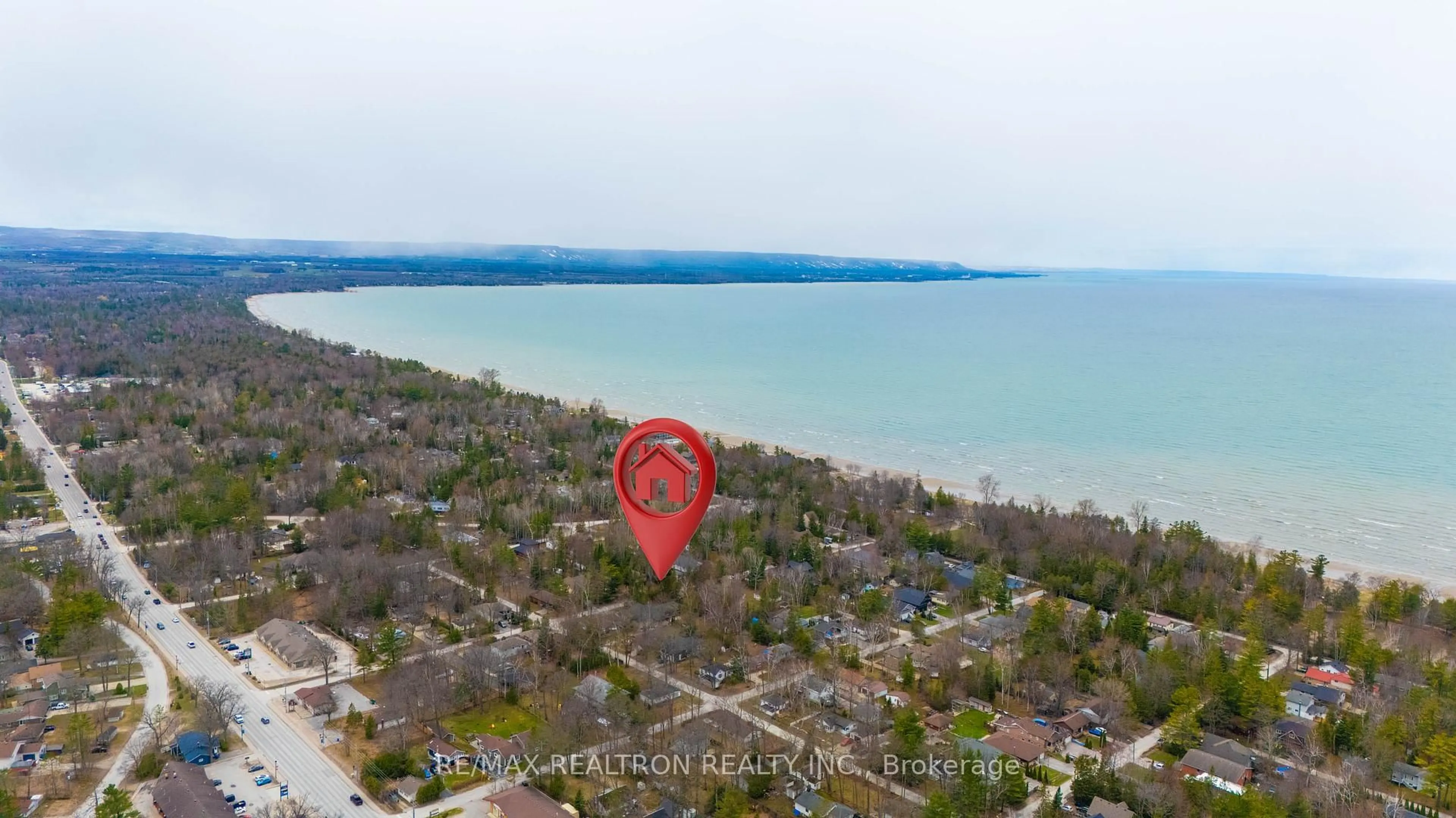 A pic from outside/outdoor area/front of a property/back of a property/a pic from drone, water/lake/river/ocean view for 84 34TH Street North St, Wasaga Beach Ontario L9Z 2C1