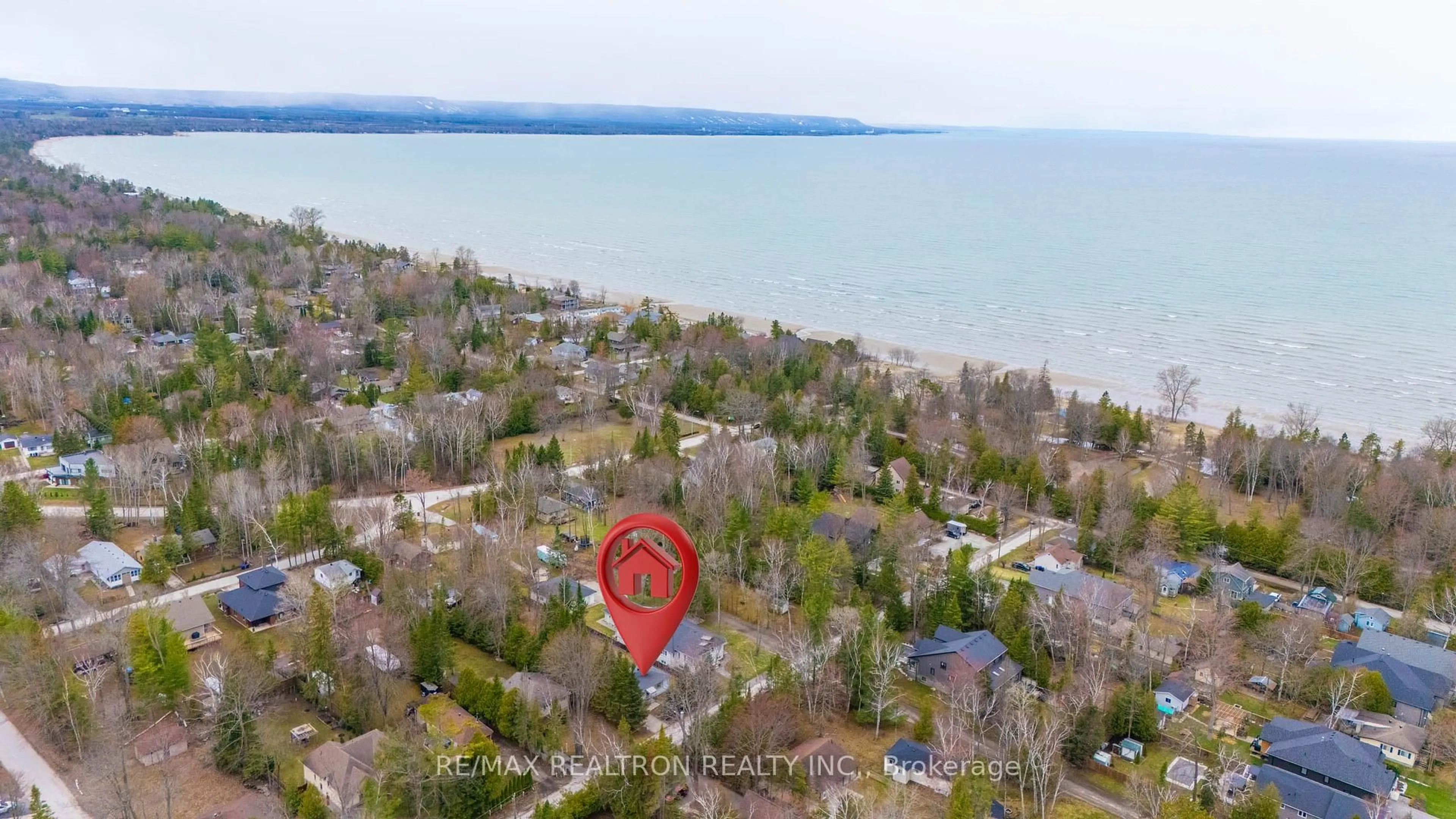 A pic from outside/outdoor area/front of a property/back of a property/a pic from drone, water/lake/river/ocean view for 84 34TH Street North St, Wasaga Beach Ontario L9Z 2C1