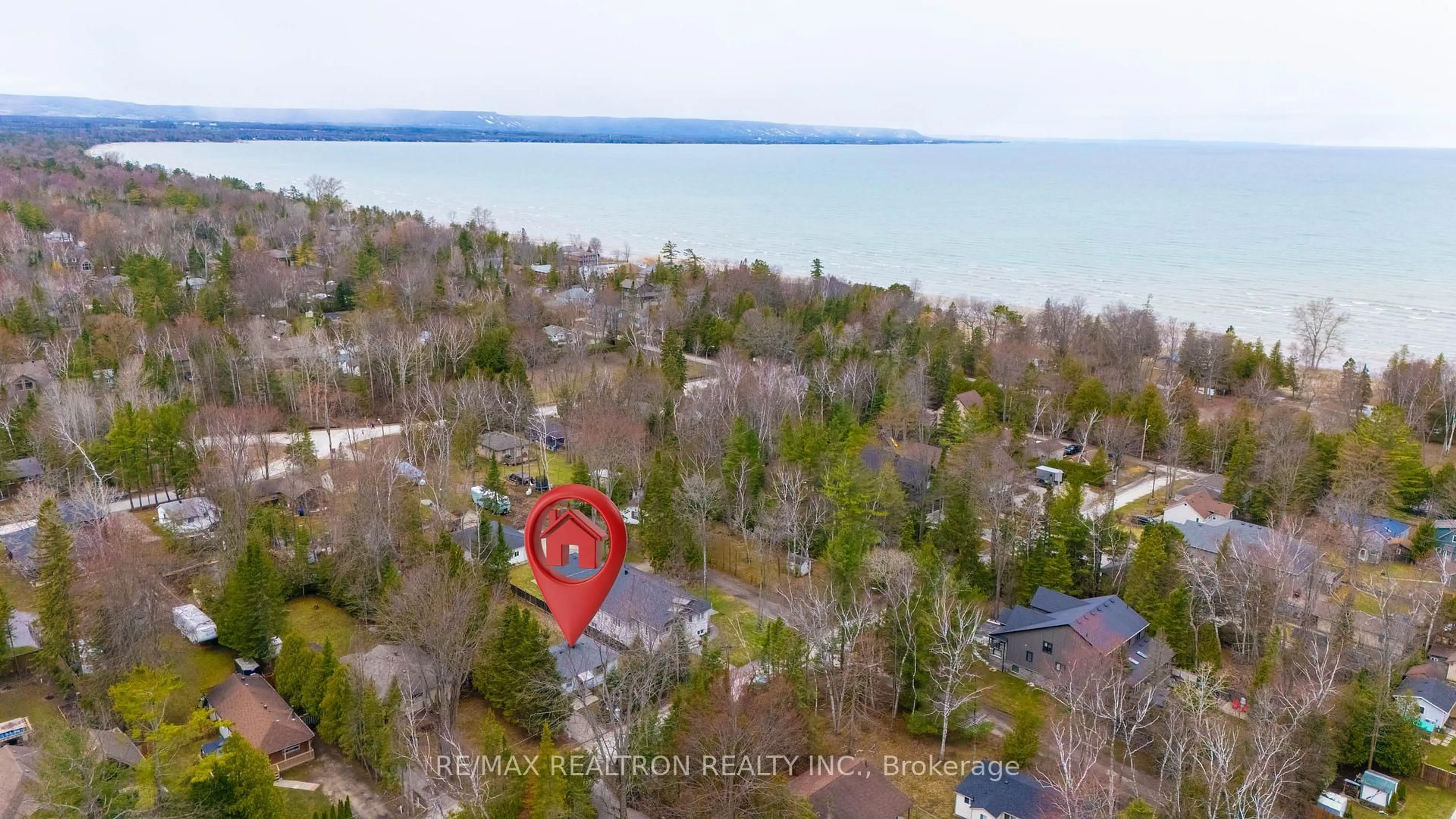A pic from outside/outdoor area/front of a property/back of a property/a pic from drone, water/lake/river/ocean view for 84 34TH Street North St, Wasaga Beach Ontario L9Z 2C1