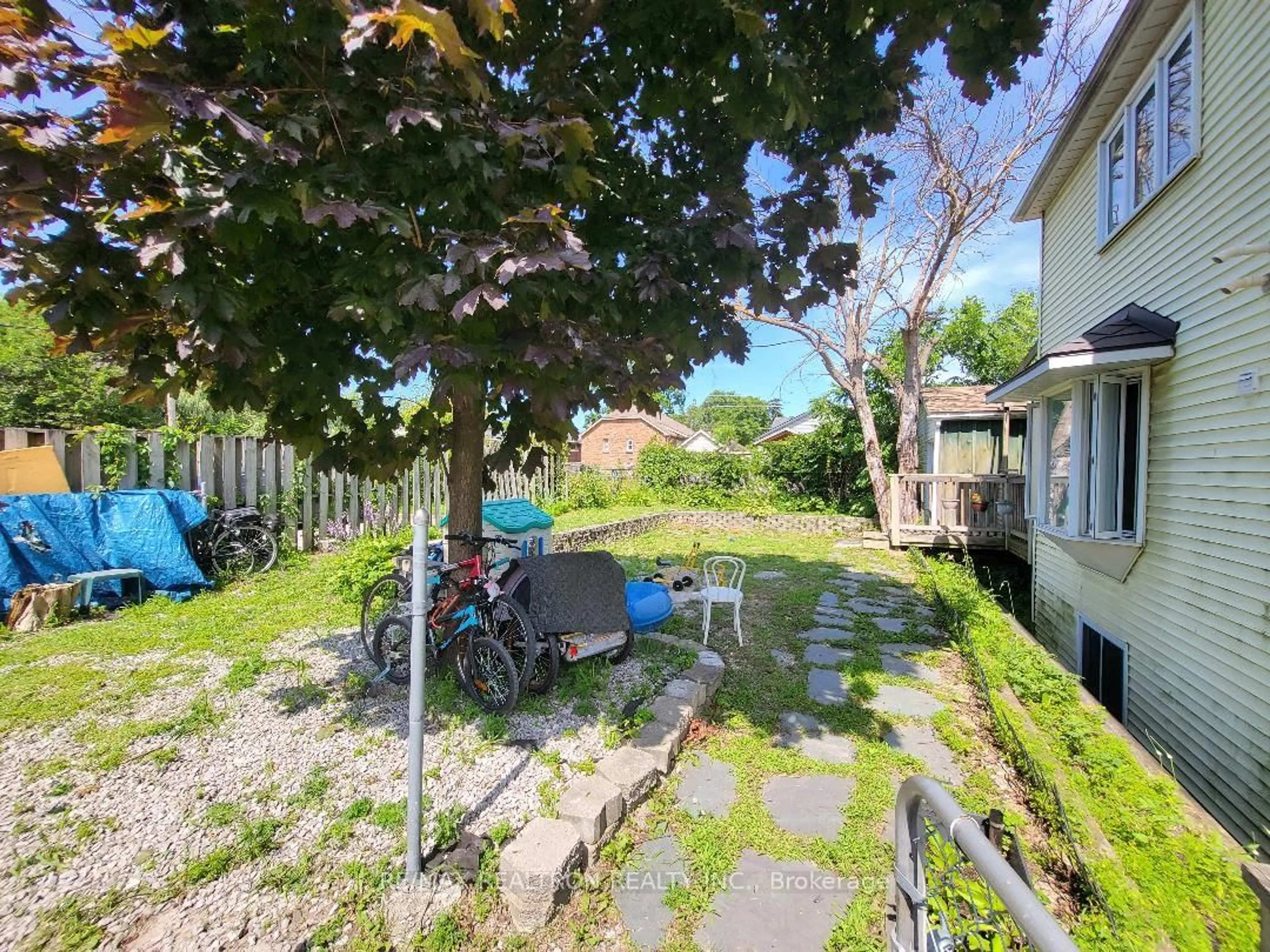A pic from outside/outdoor area/front of a property/back of a property/a pic from drone, street for 256 Dunlop St, Barrie Ontario P0A 1C0
