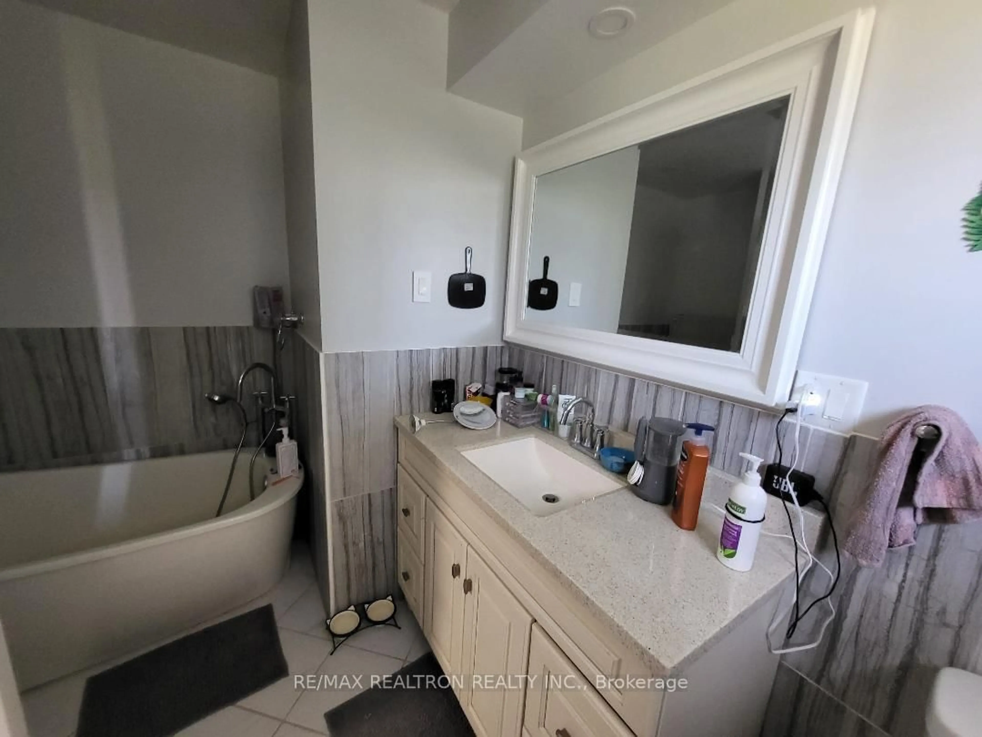 Standard bathroom, ceramic/tile floor for 256 Dunlop St, Barrie Ontario P0A 1C0