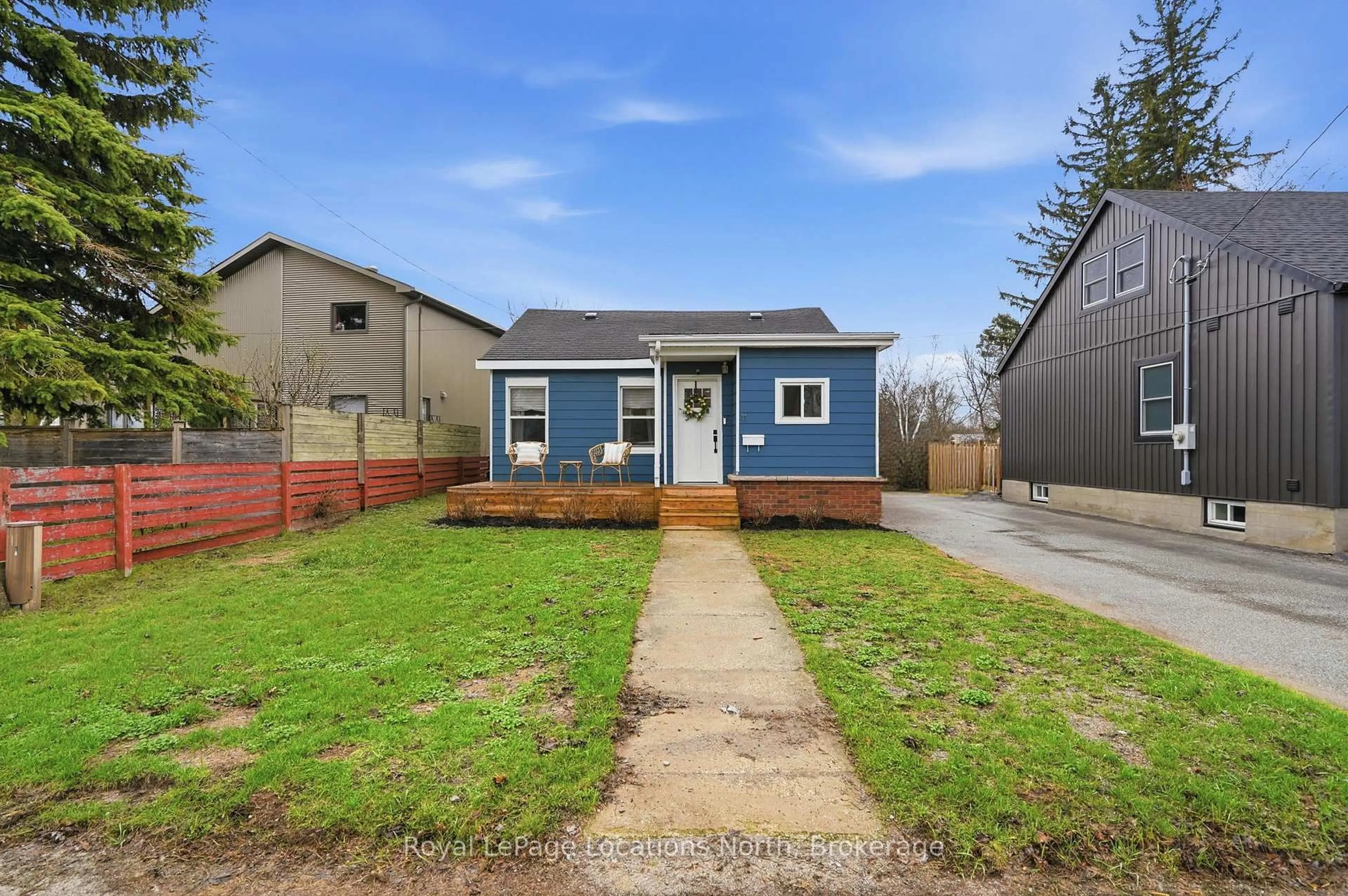 Home with vinyl exterior material, street for 11 Victory Dr, Collingwood Ontario L9Y 2G6