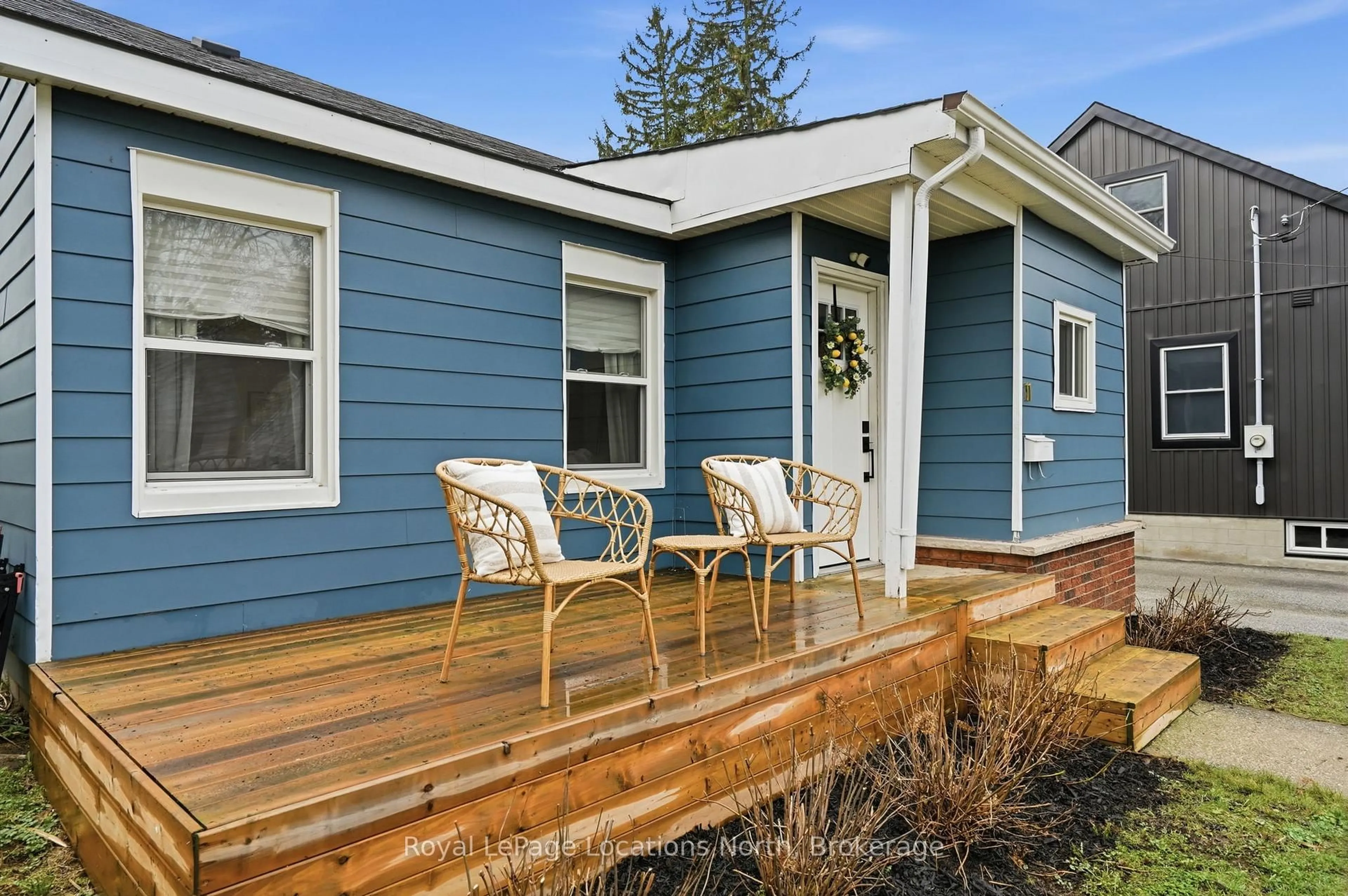 Home with vinyl exterior material, street for 11 Victory Dr, Collingwood Ontario L9Y 2G6