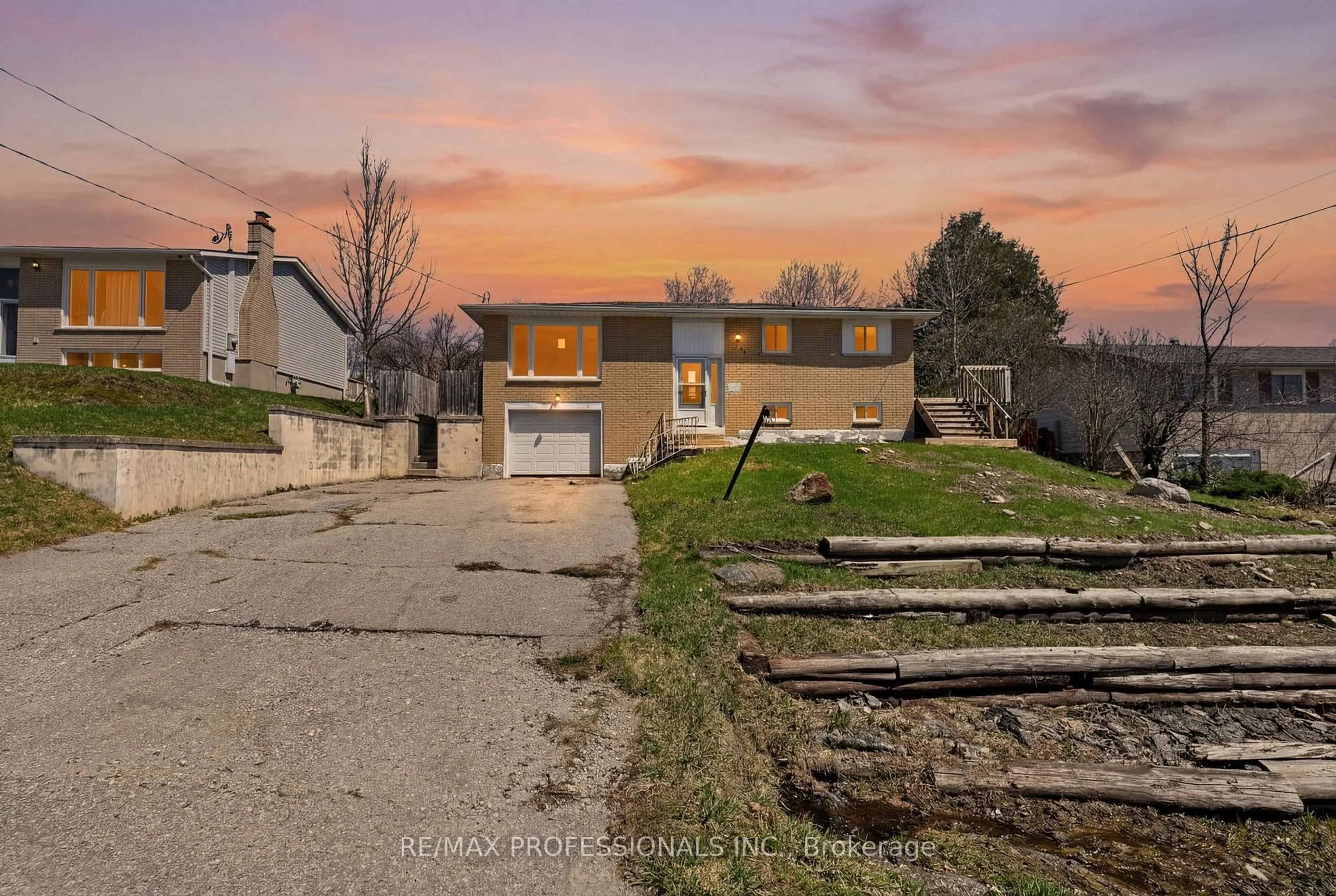 A pic from outside/outdoor area/front of a property/back of a property/a pic from drone, street for 45 Easton Ave, Tay Ontario L0K 1R0
