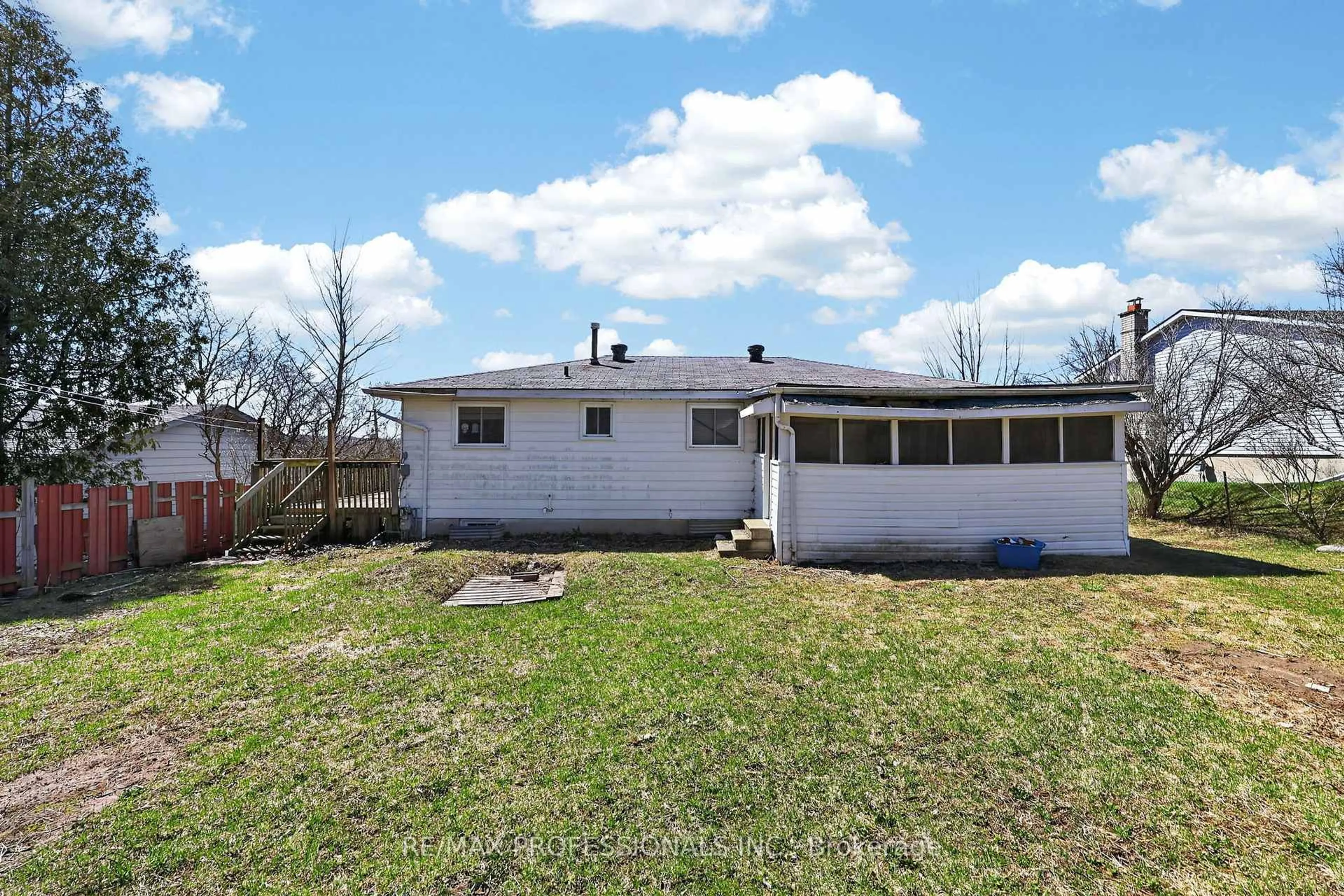 A pic from outside/outdoor area/front of a property/back of a property/a pic from drone, building for 45 Easton Ave, Tay Ontario L0K 1R0