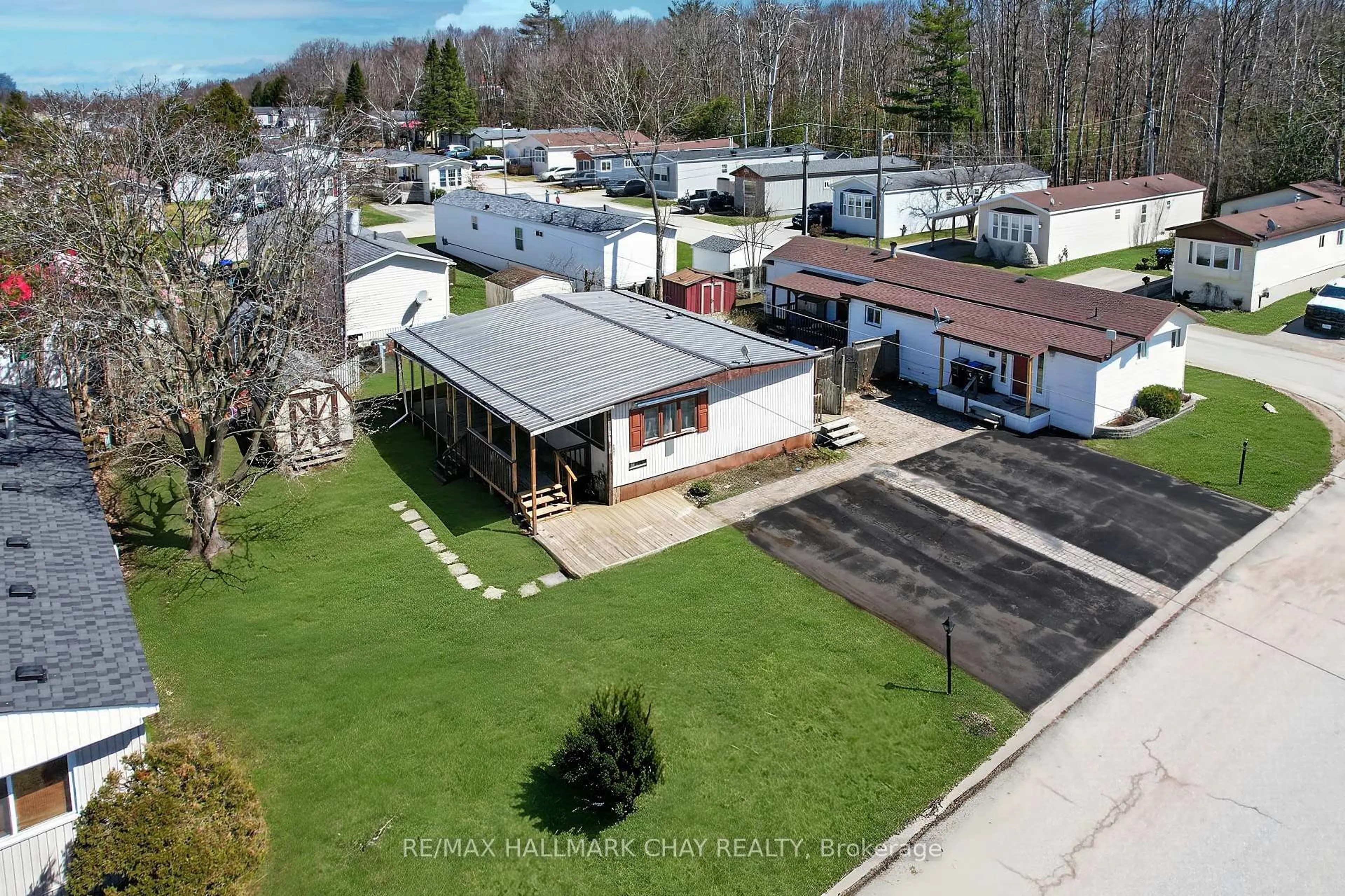 A pic from outside/outdoor area/front of a property/back of a property/a pic from drone, street for 4125 Elaine St, Severn Ontario L3V 0V1