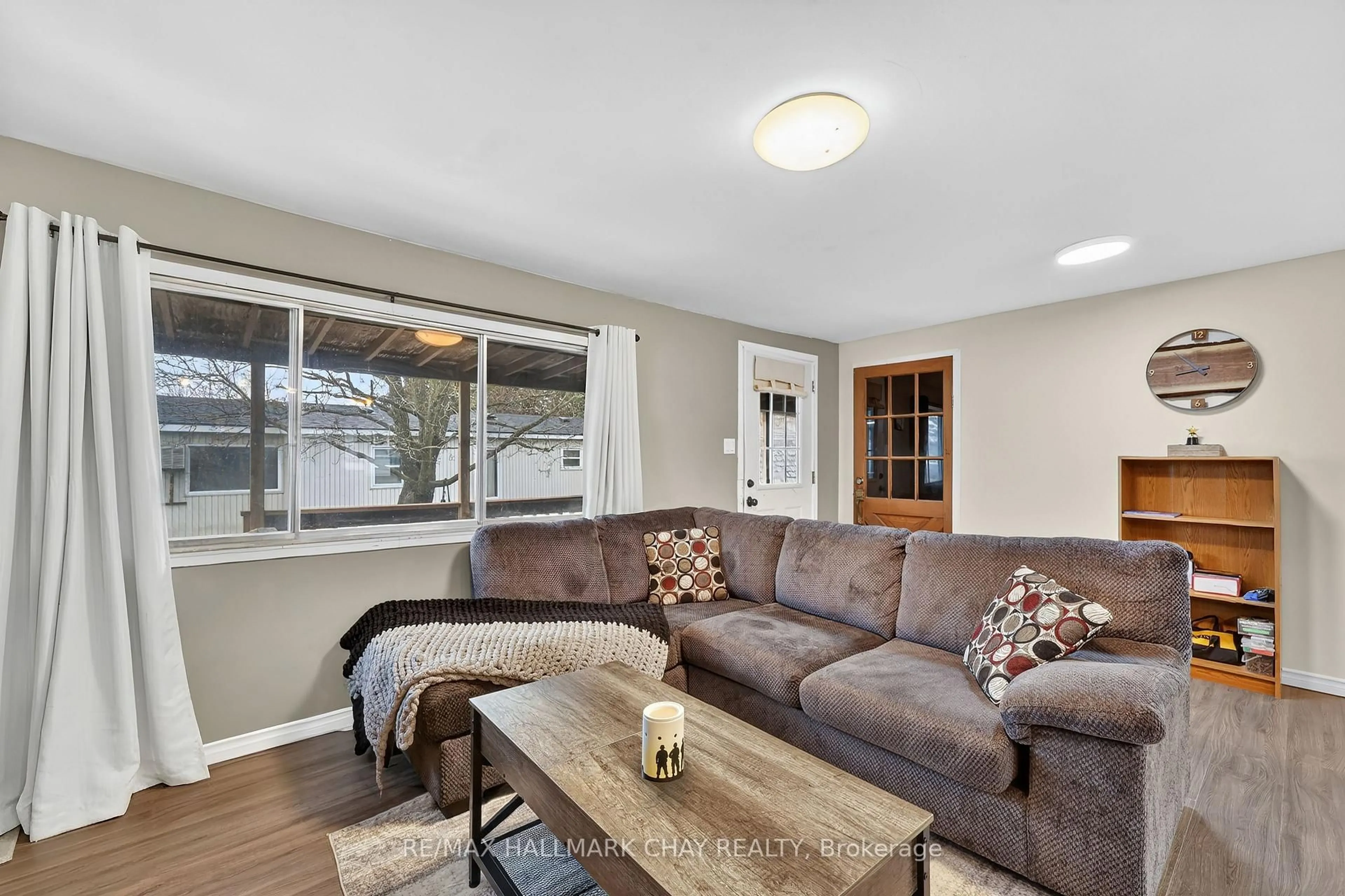Living room with furniture, wood/laminate floor for 4125 Elaine St, Severn Ontario L3V 0V1