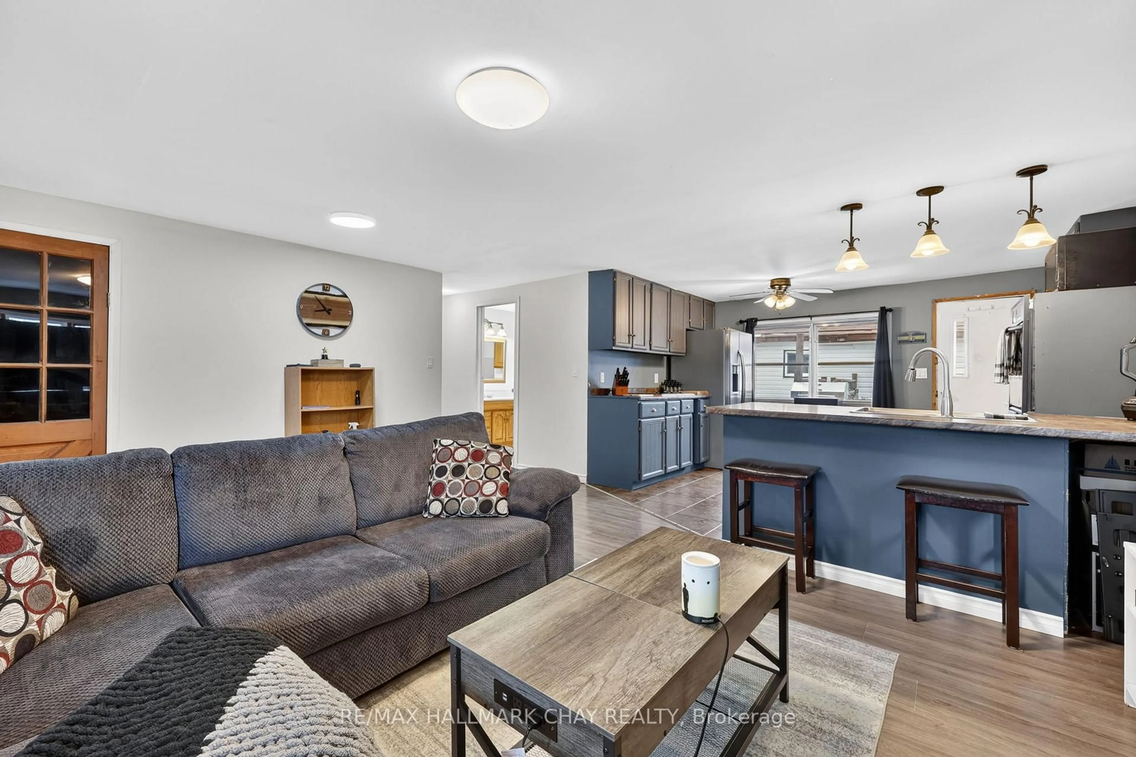 Living room with furniture, unknown for 4125 Elaine St, Severn Ontario L3V 0V1