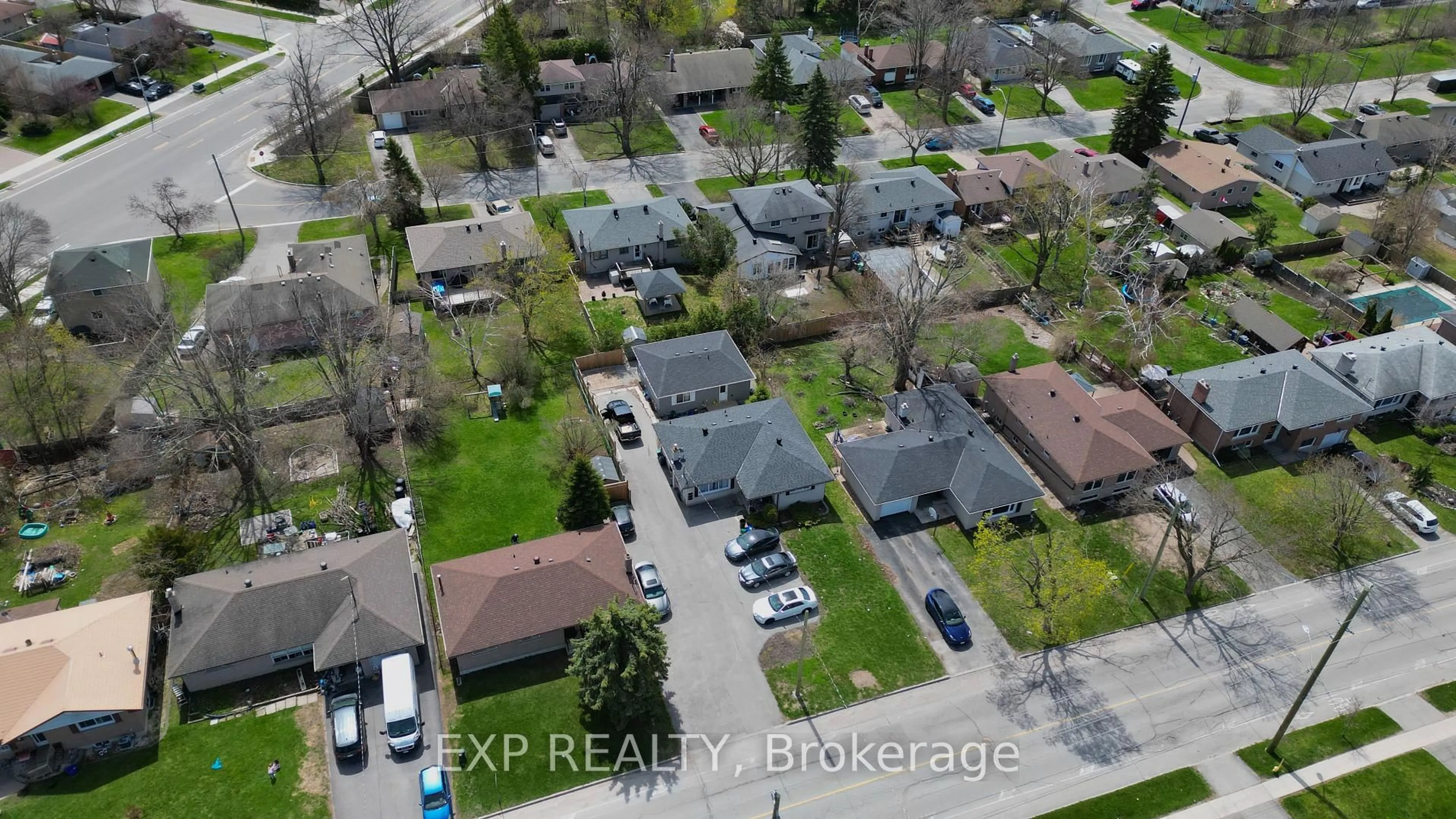 A pic from outside/outdoor area/front of a property/back of a property/a pic from drone, street for 277 Grove St, Barrie Ontario L4M 2R2
