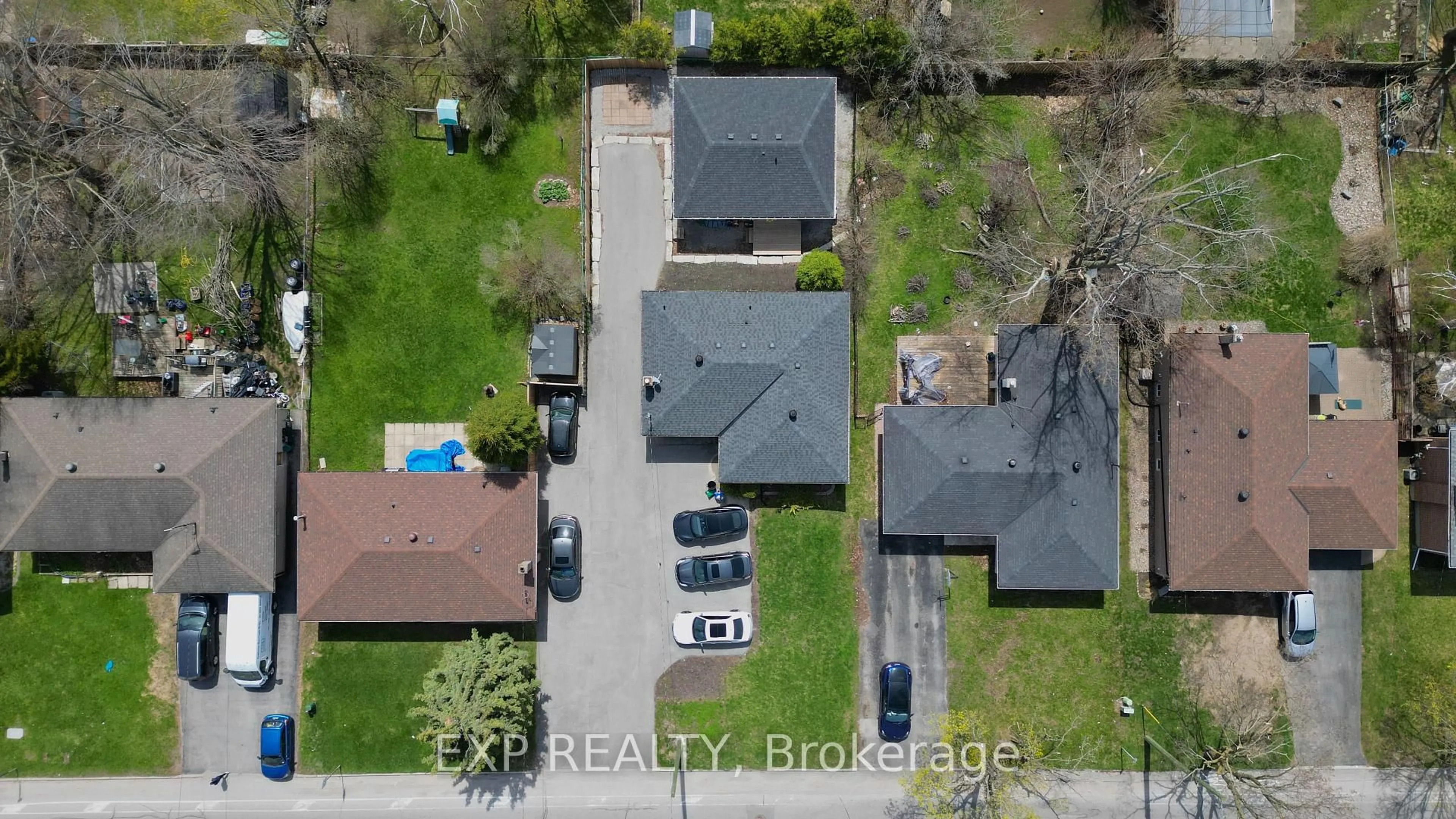 A pic from outside/outdoor area/front of a property/back of a property/a pic from drone, street for 277 Grove St, Barrie Ontario L4M 2R2