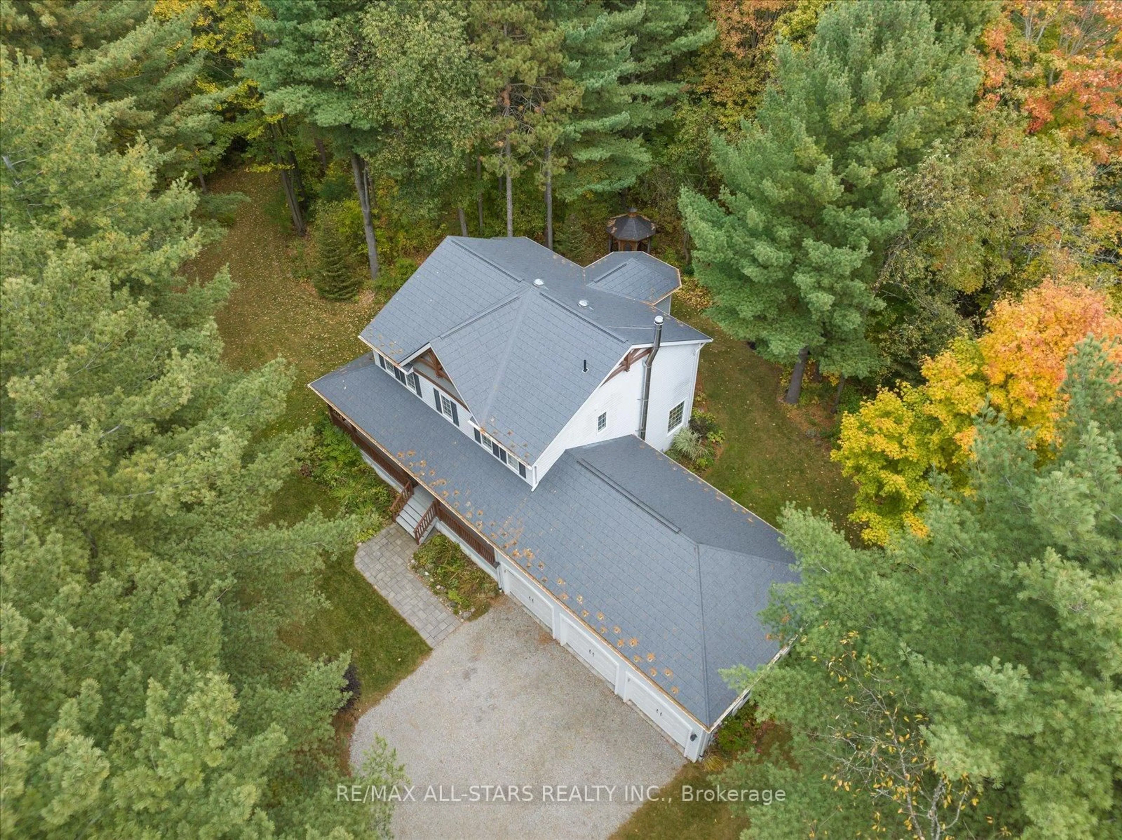 A pic from outside/outdoor area/front of a property/back of a property/a pic from drone, unknown for 29 Robert Blvd, Springwater Ontario L0L 1V0
