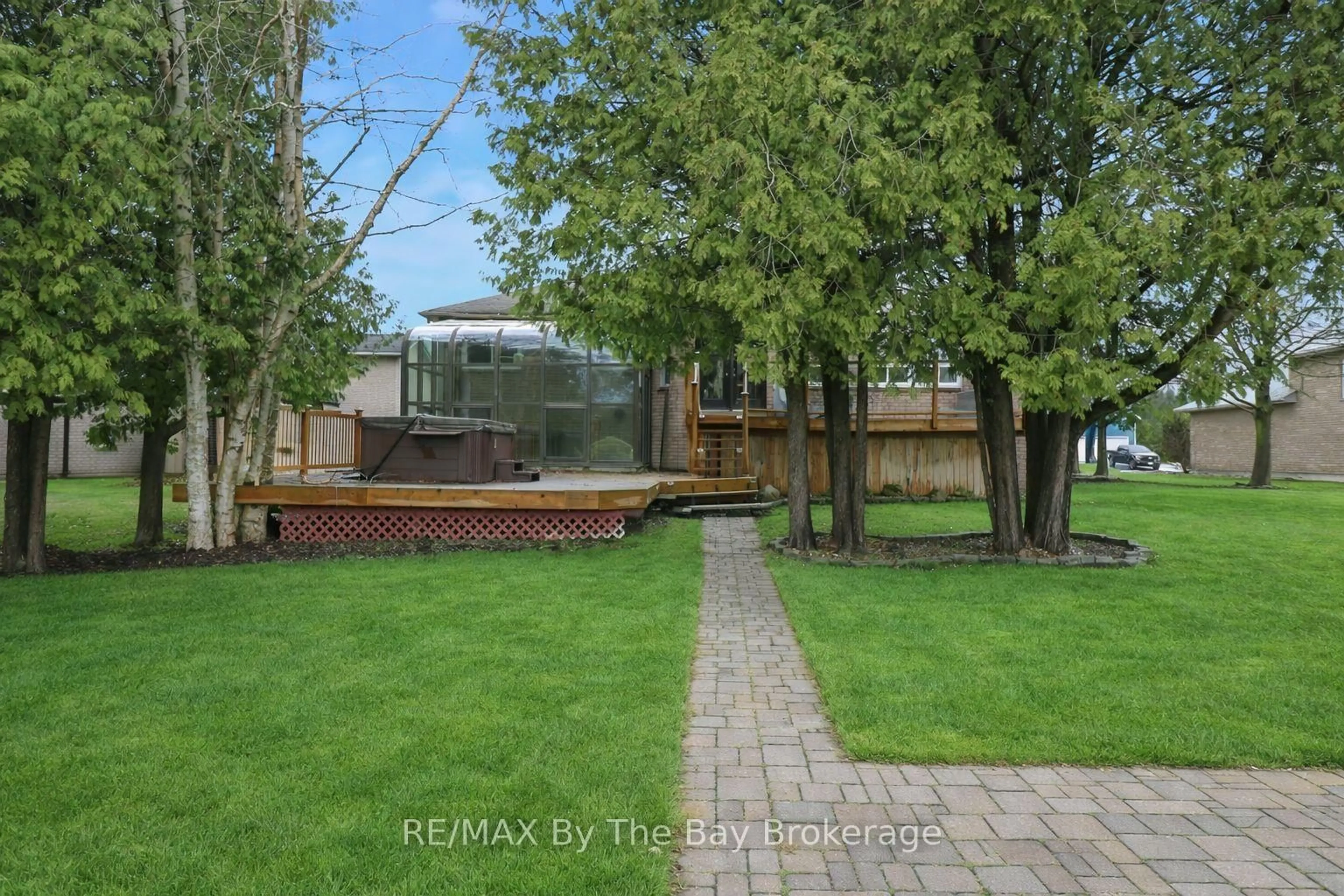 Patio, street for 70 Fairway Cres, Wasaga Beach Ontario L9Z 1B8
