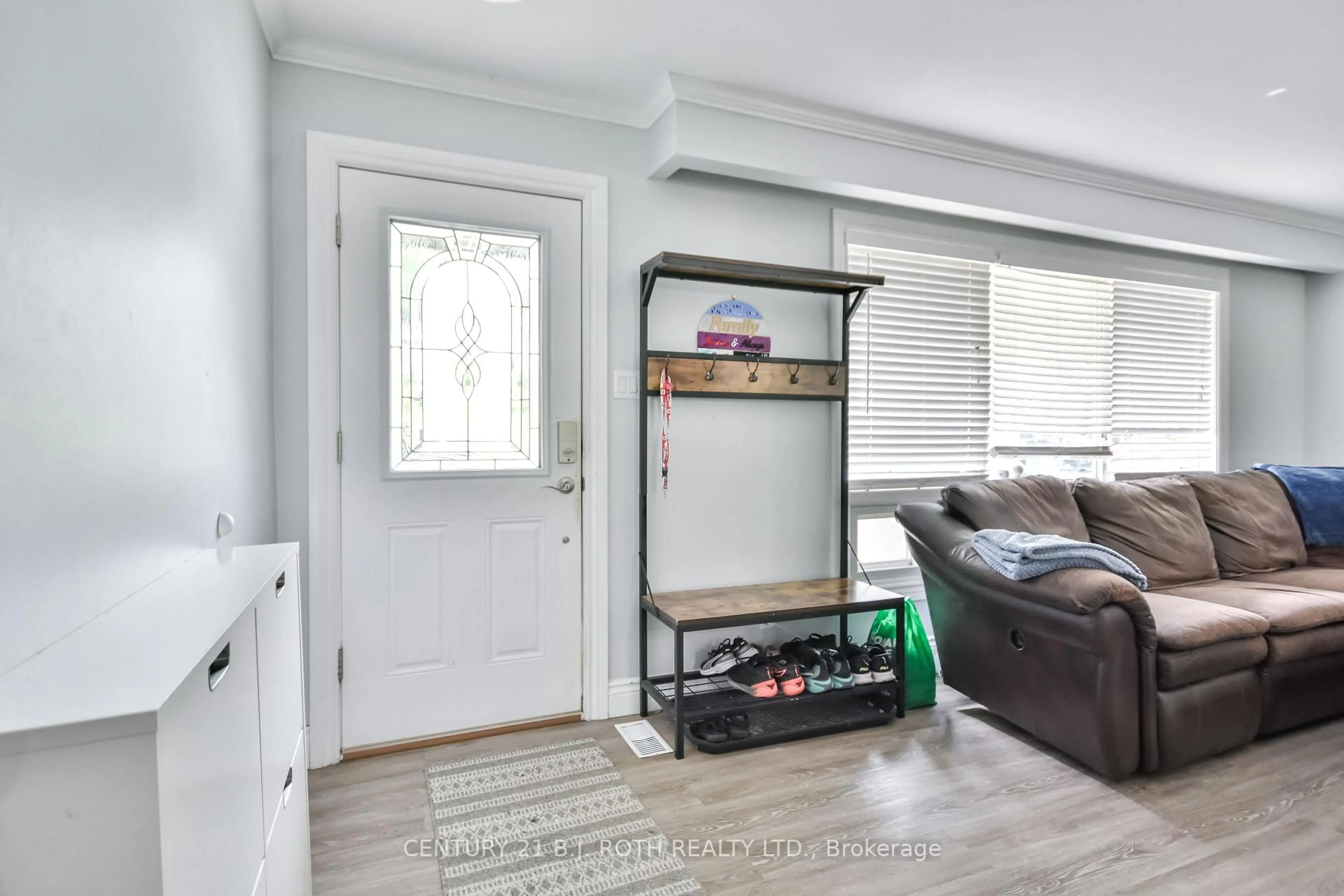 Indoor entryway for 74 Baldwin Lane, Barrie Ontario L4N 2W3