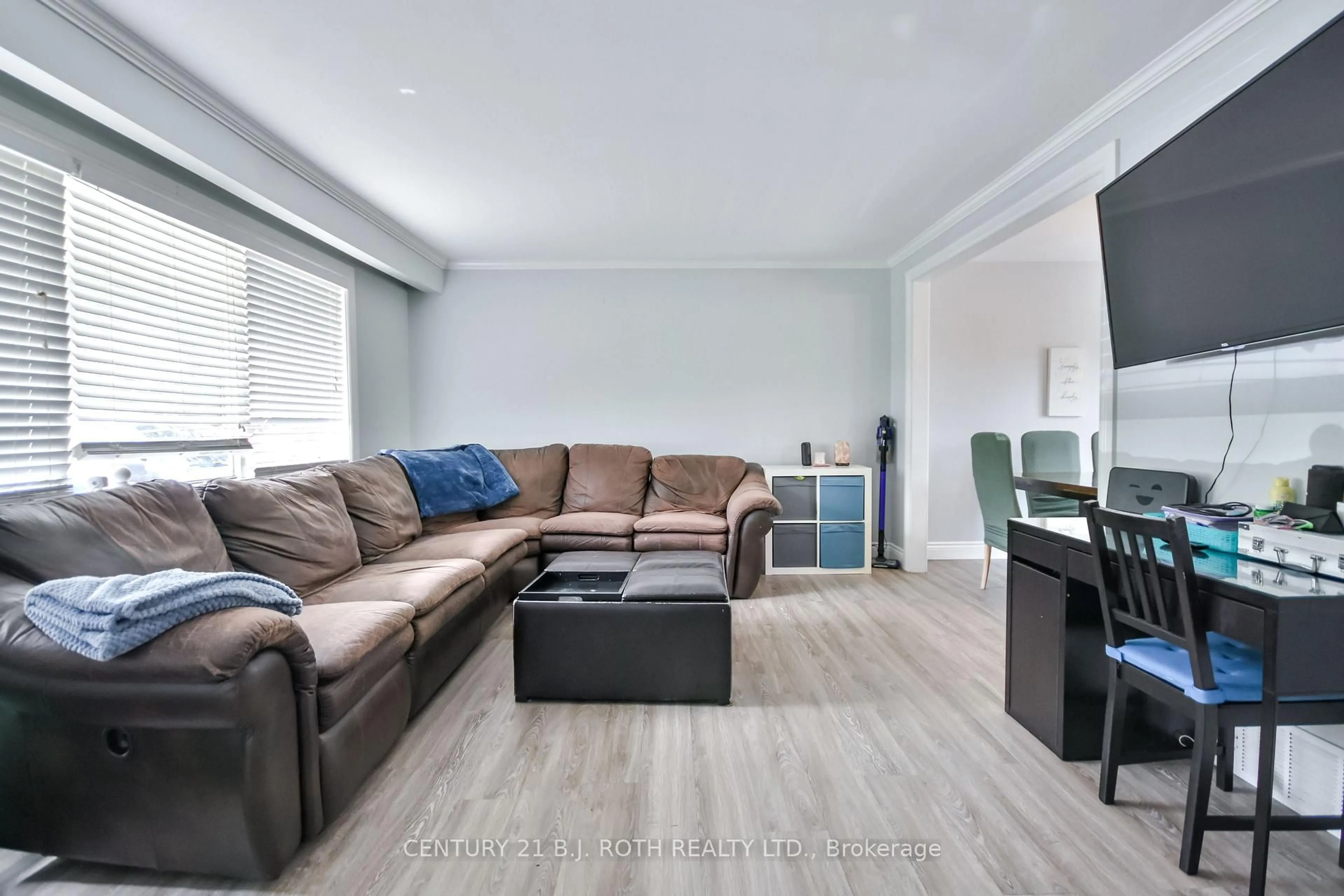 Living room with furniture, wood/laminate floor for 74 Baldwin Lane, Barrie Ontario L4N 2W3