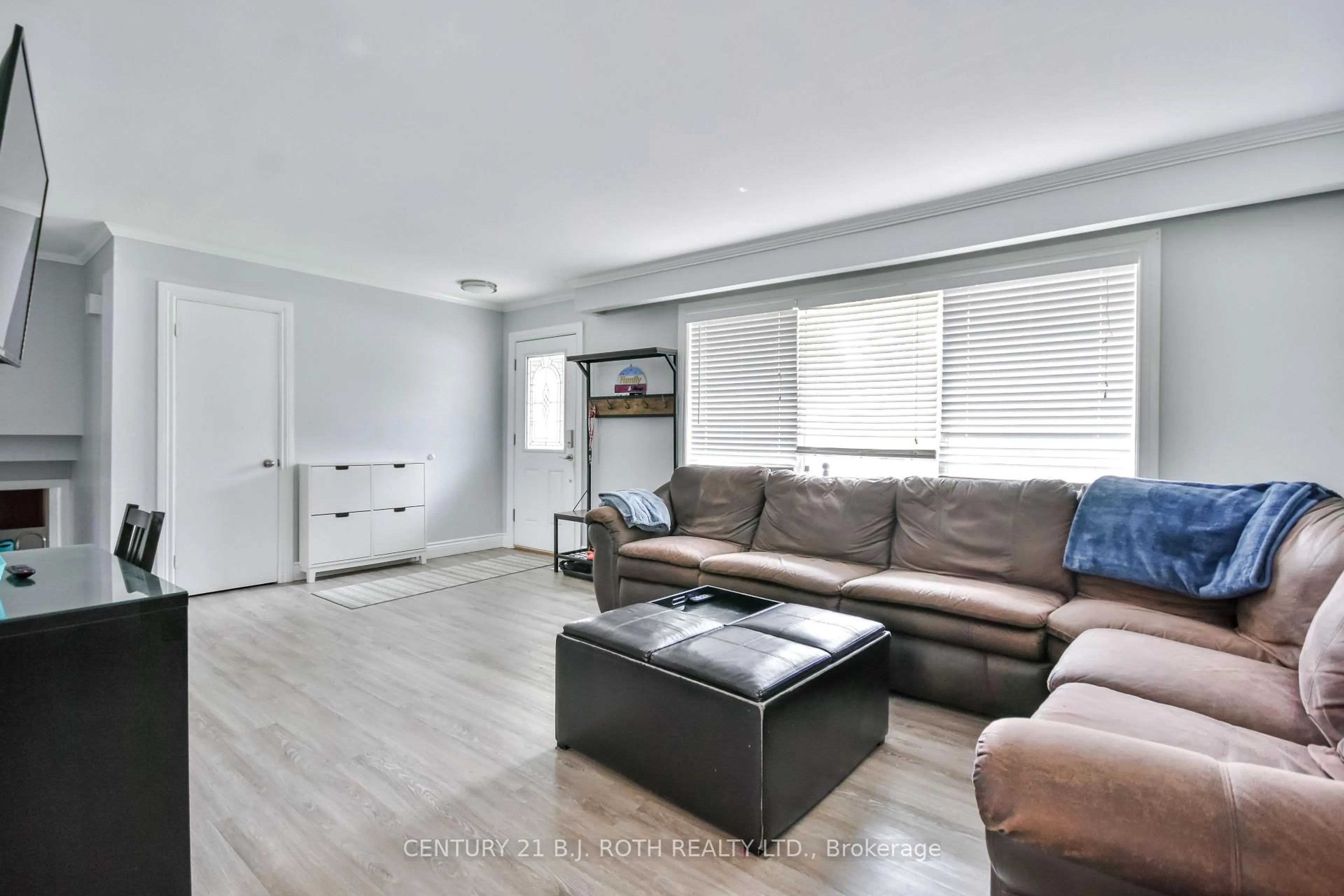 Living room with furniture, wood/laminate floor for 74 Baldwin Lane, Barrie Ontario L4N 2W3