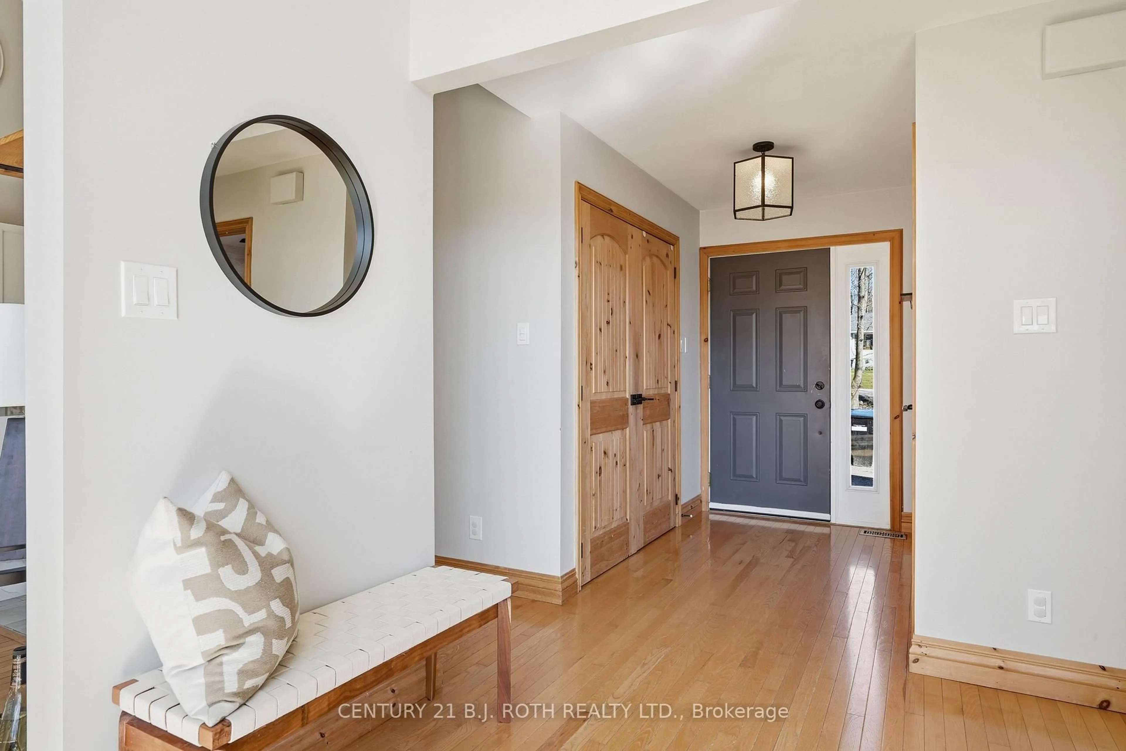 Indoor entryway for 46 Slalom Dr, Oro-Medonte Ontario L0K 1N0