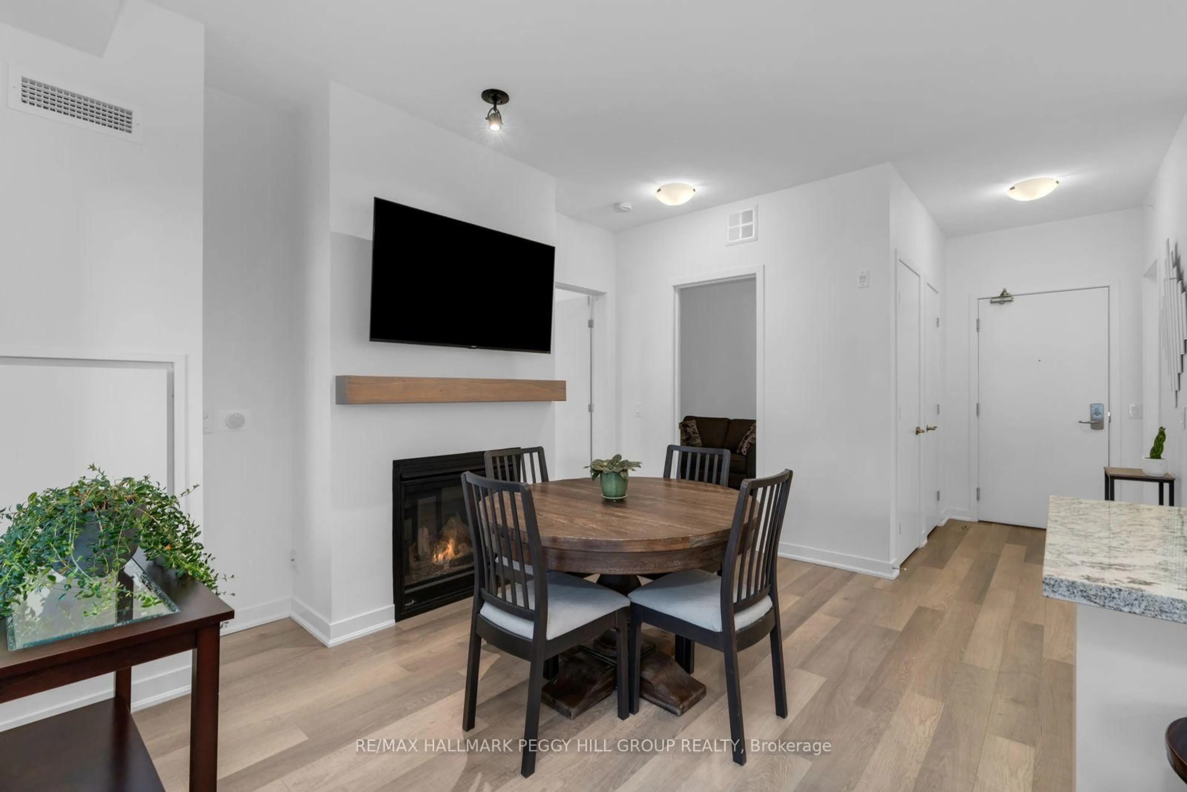 Dining room, wood/laminate floor for 40 Horseshoe Blvd #408, Oro-Medonte Ontario L4M 4Y8