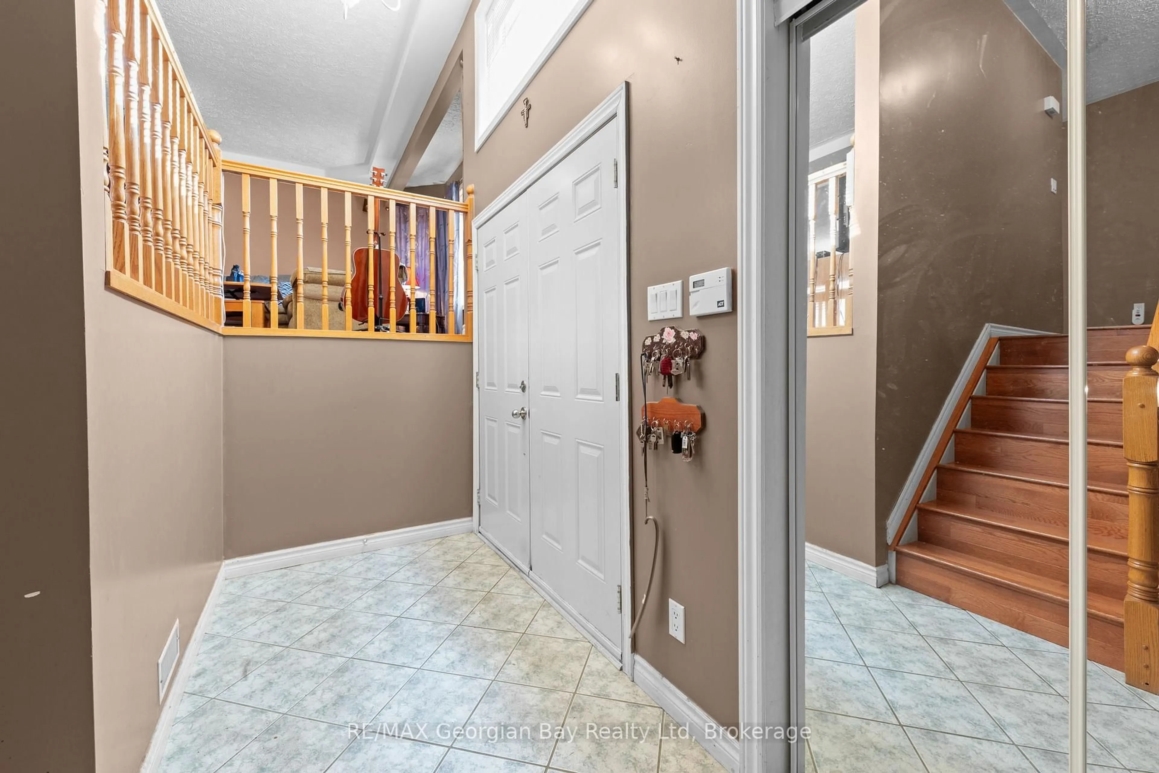 Indoor entryway for 477 ALBERT St, Tay Ontario L0K 2A0