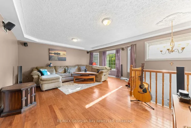 477 ALBERT St, Tay 4