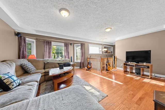477 ALBERT St, Tay 5