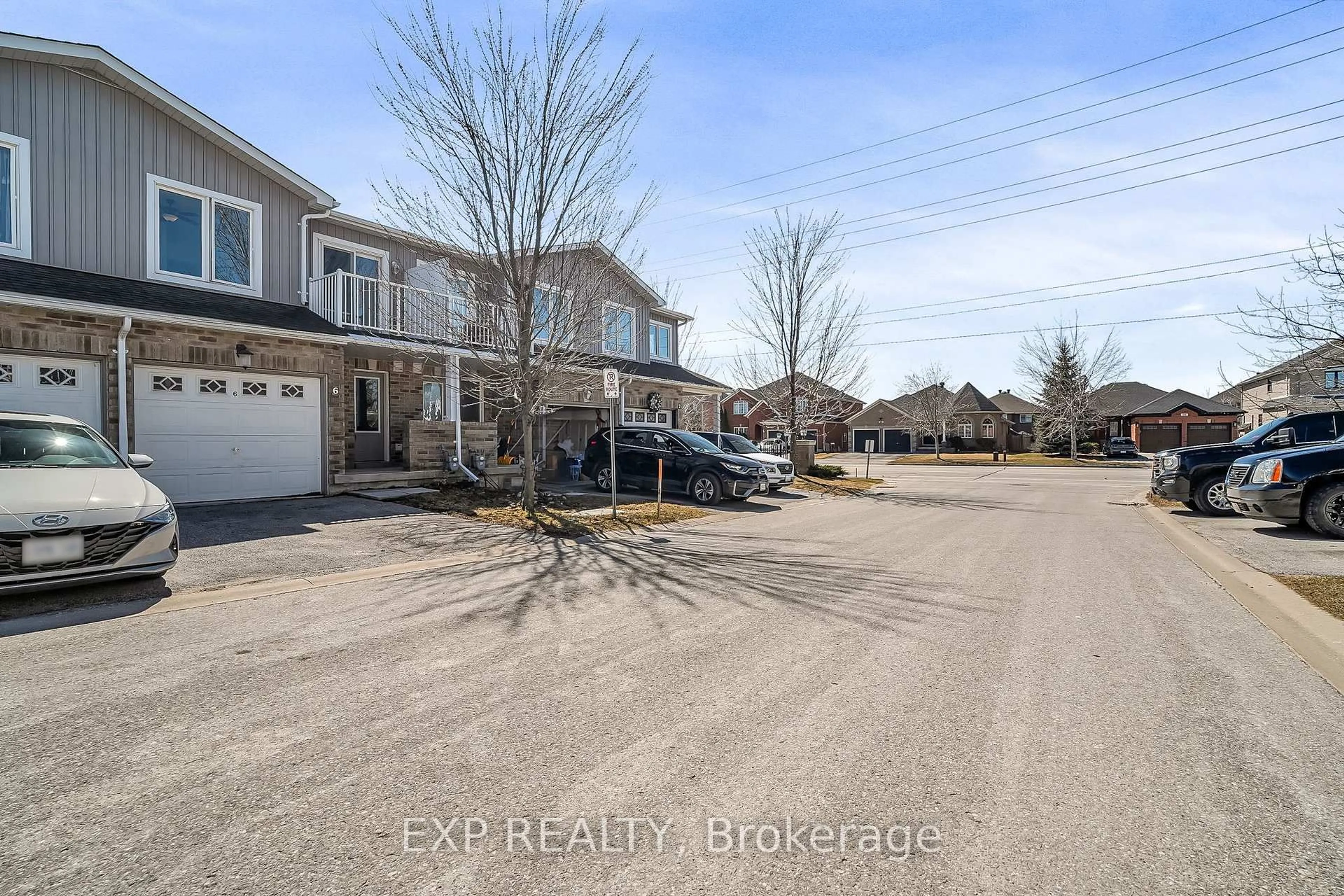 A pic from outside/outdoor area/front of a property/back of a property/a pic from drone, street for 75 Prince William Way #6, Barrie Ontario L4M 0A1