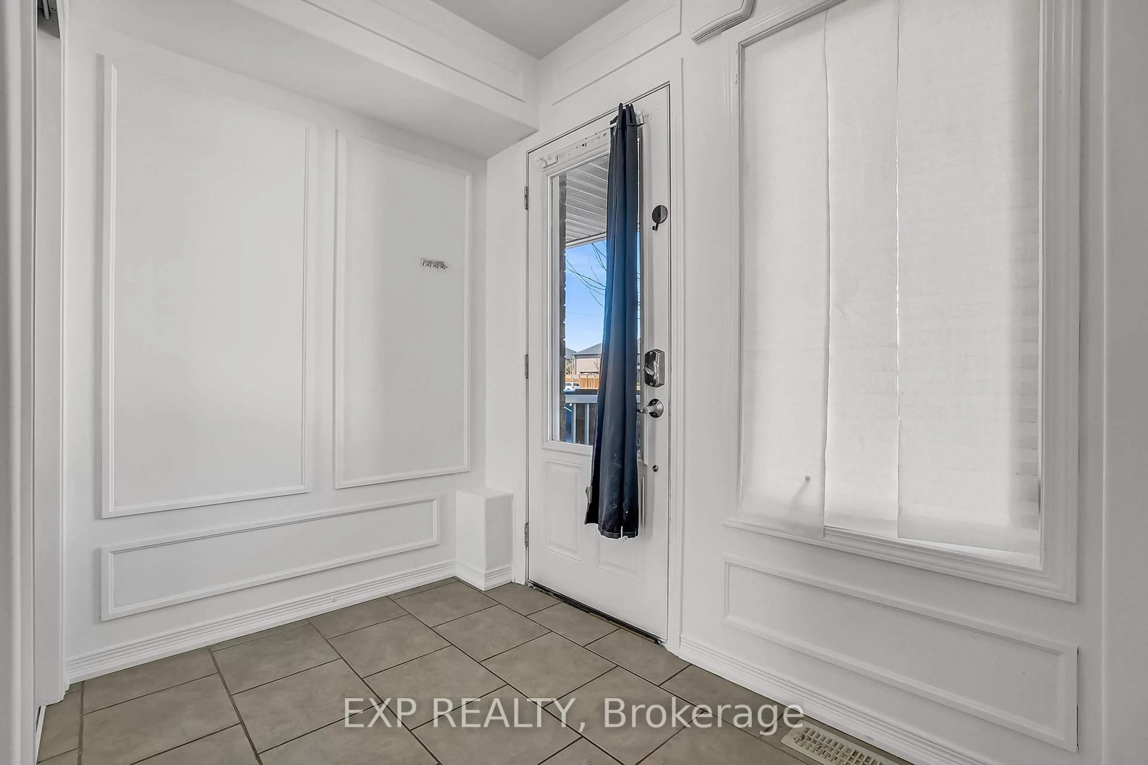 Indoor entryway for 75 Prince William Way #6, Barrie Ontario L4M 0A1