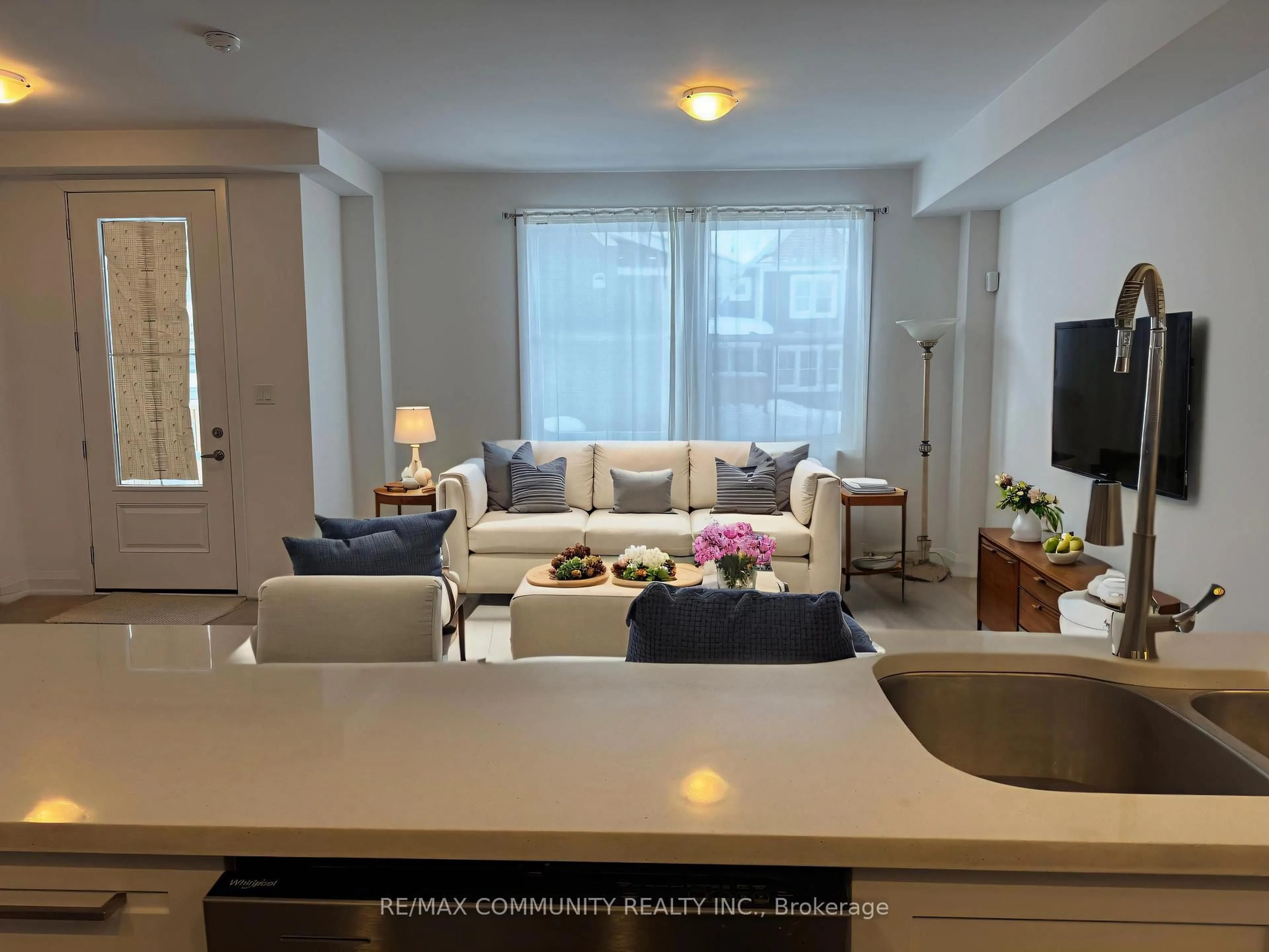 Living room with furniture, unknown for 31 Discovery Tr, Midland Ontario L4R 0H3