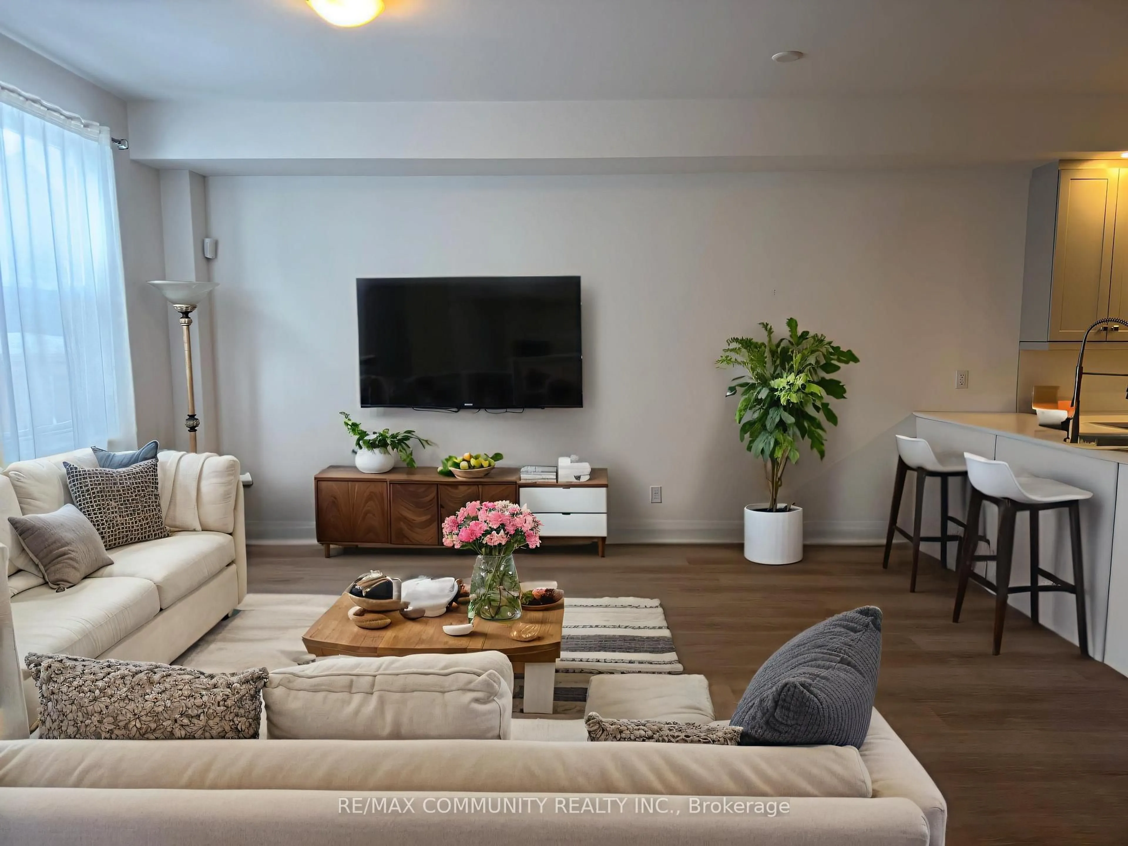 Living room with furniture, unknown for 31 Discovery Tr, Midland Ontario L4R 0H3