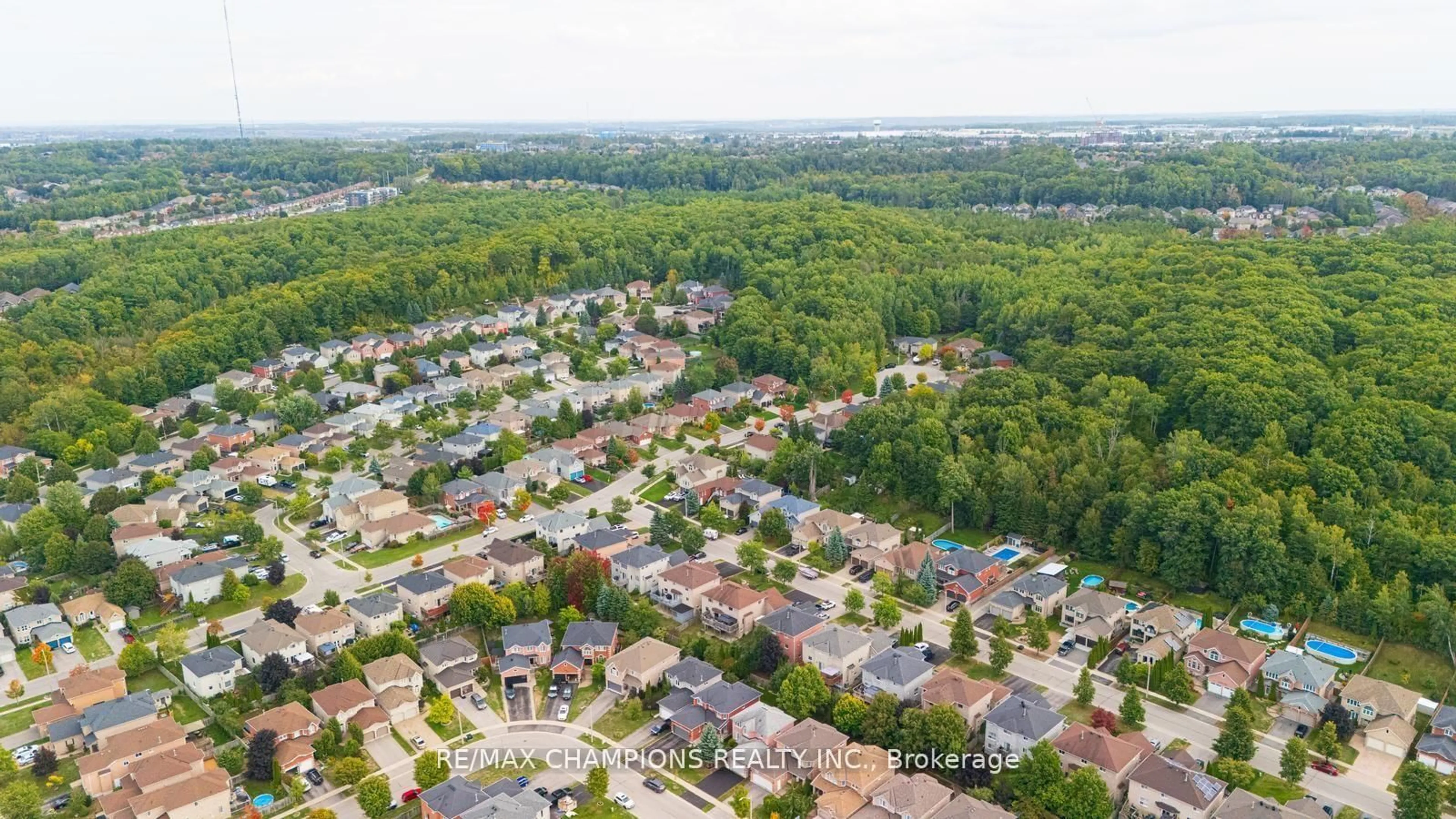 A pic from outside/outdoor area/front of a property/back of a property/a pic from drone, unknown for 20 Bell St, Barrie Ontario L4N 0J2