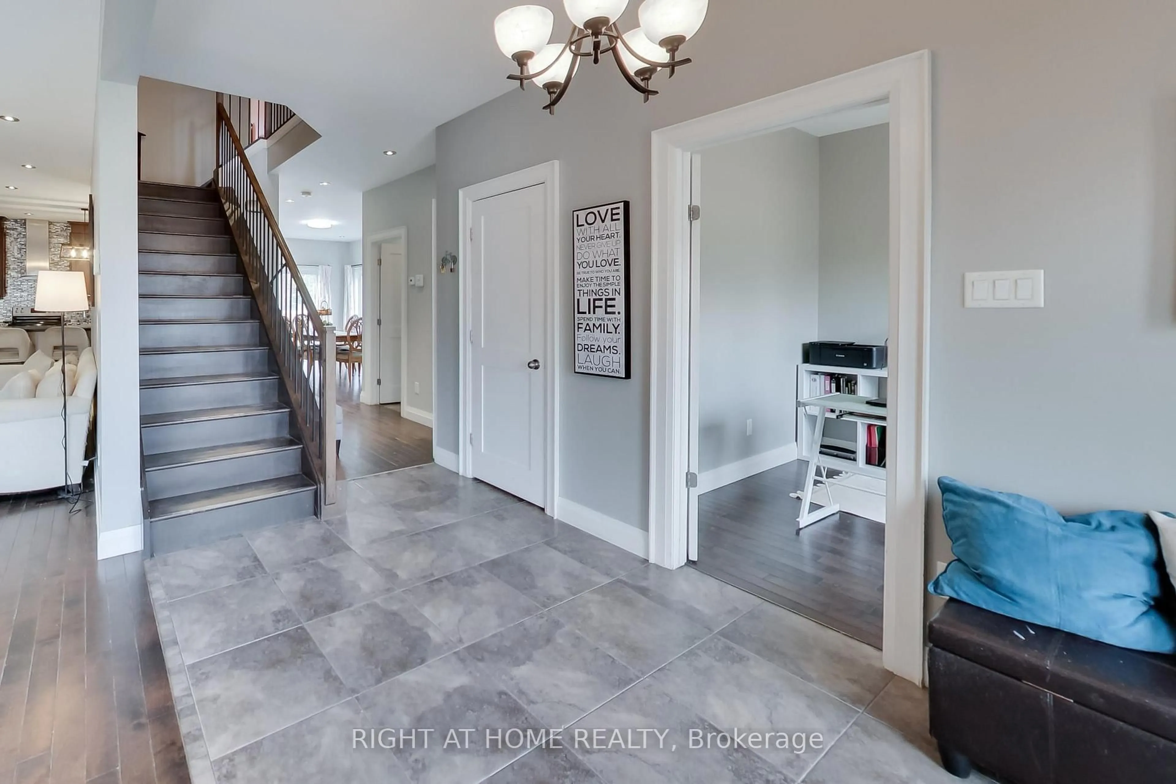 Indoor entryway for 54 Bellehumeur Rd, Tiny Ontario L9M 0J1