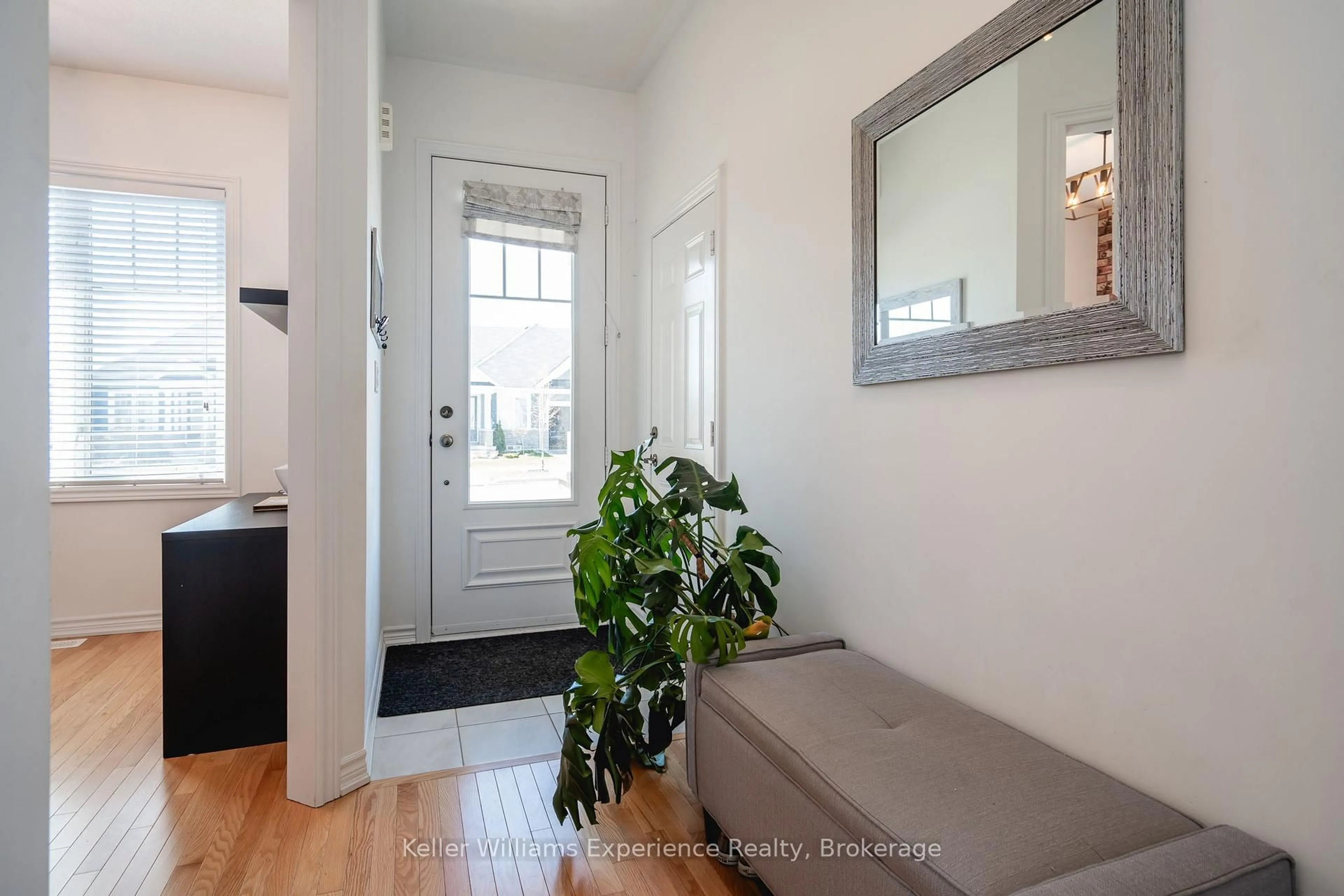 Indoor entryway for 630 Bayport Blvd, Midland Ontario L4R 0G4