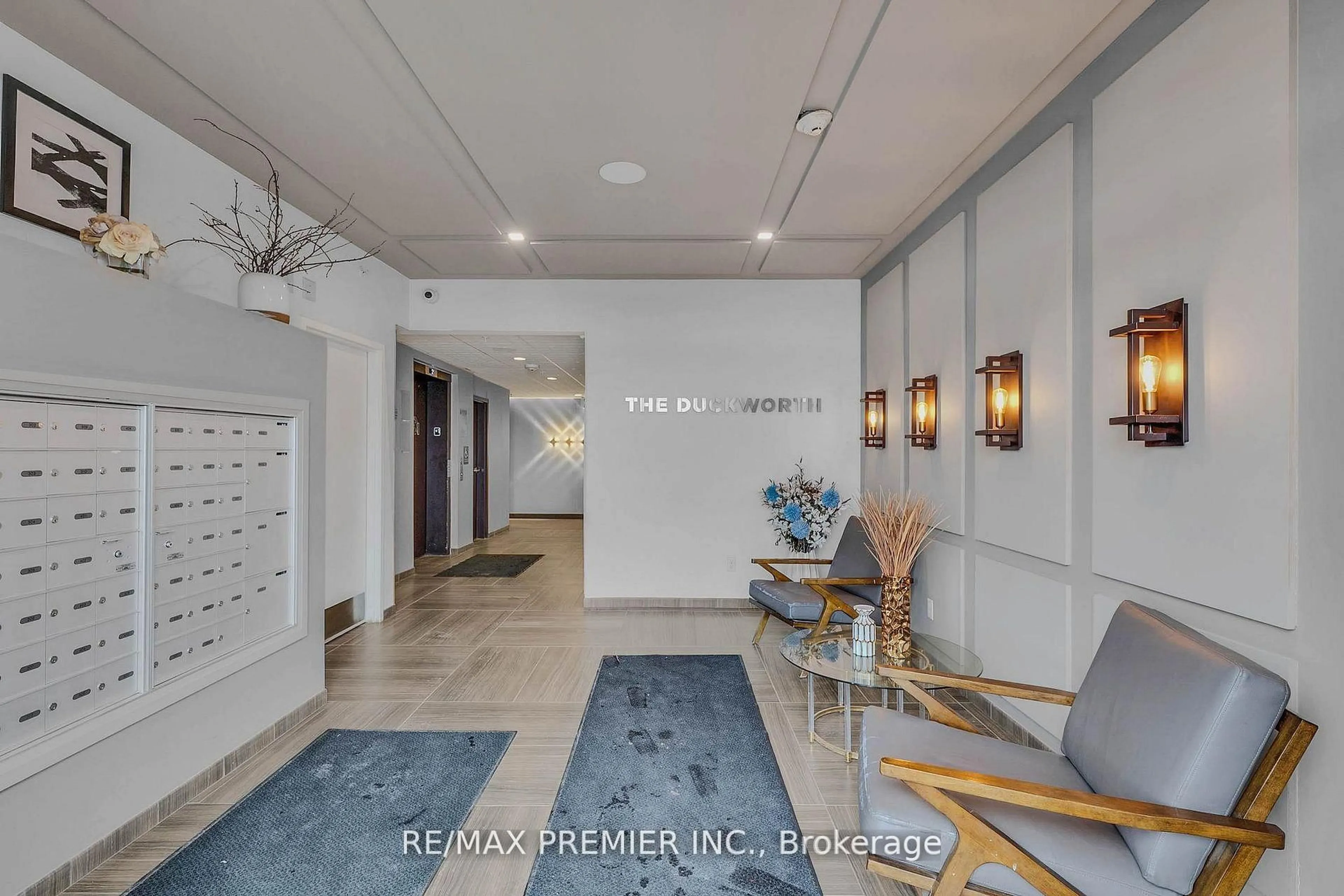 Indoor foyer for 299 Cundles Rd #110, Barrie Ontario L4M 5J7