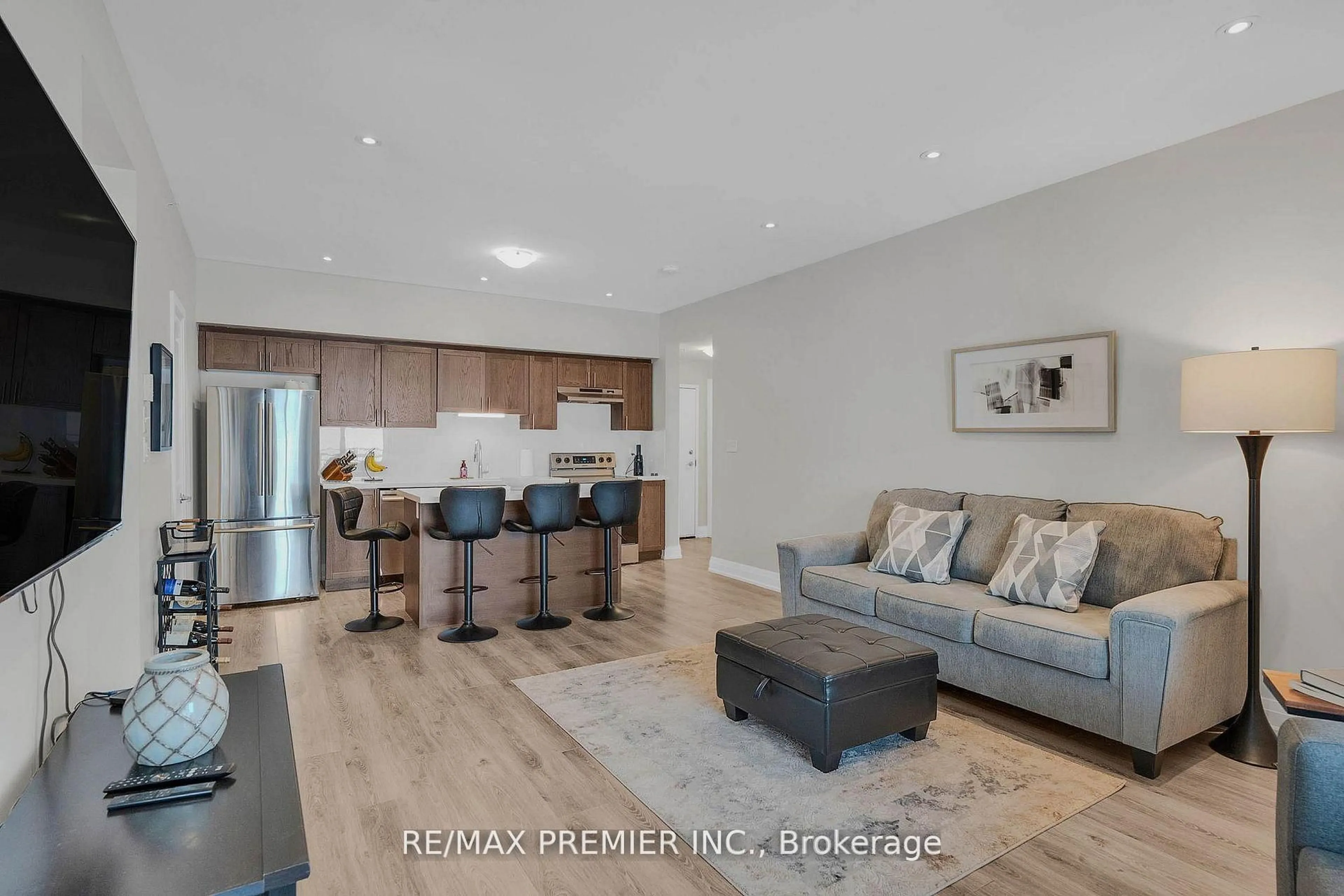 Open concept kitchen, unknown for 299 Cundles Rd #110, Barrie Ontario L4M 5J7