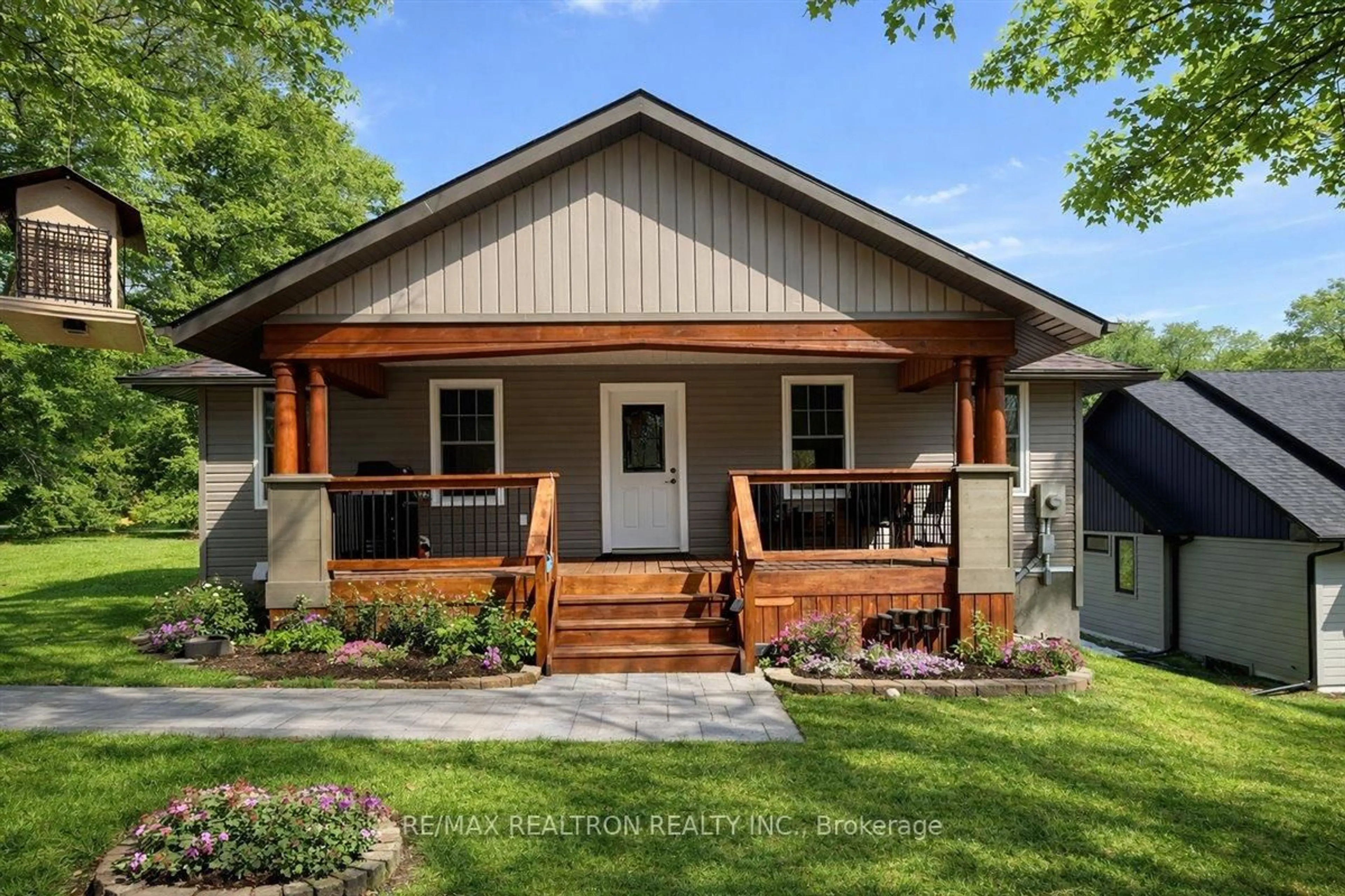 Home with vinyl exterior material, street for 685 7 Line, Oro-Medonte Ontario L0L 0A7