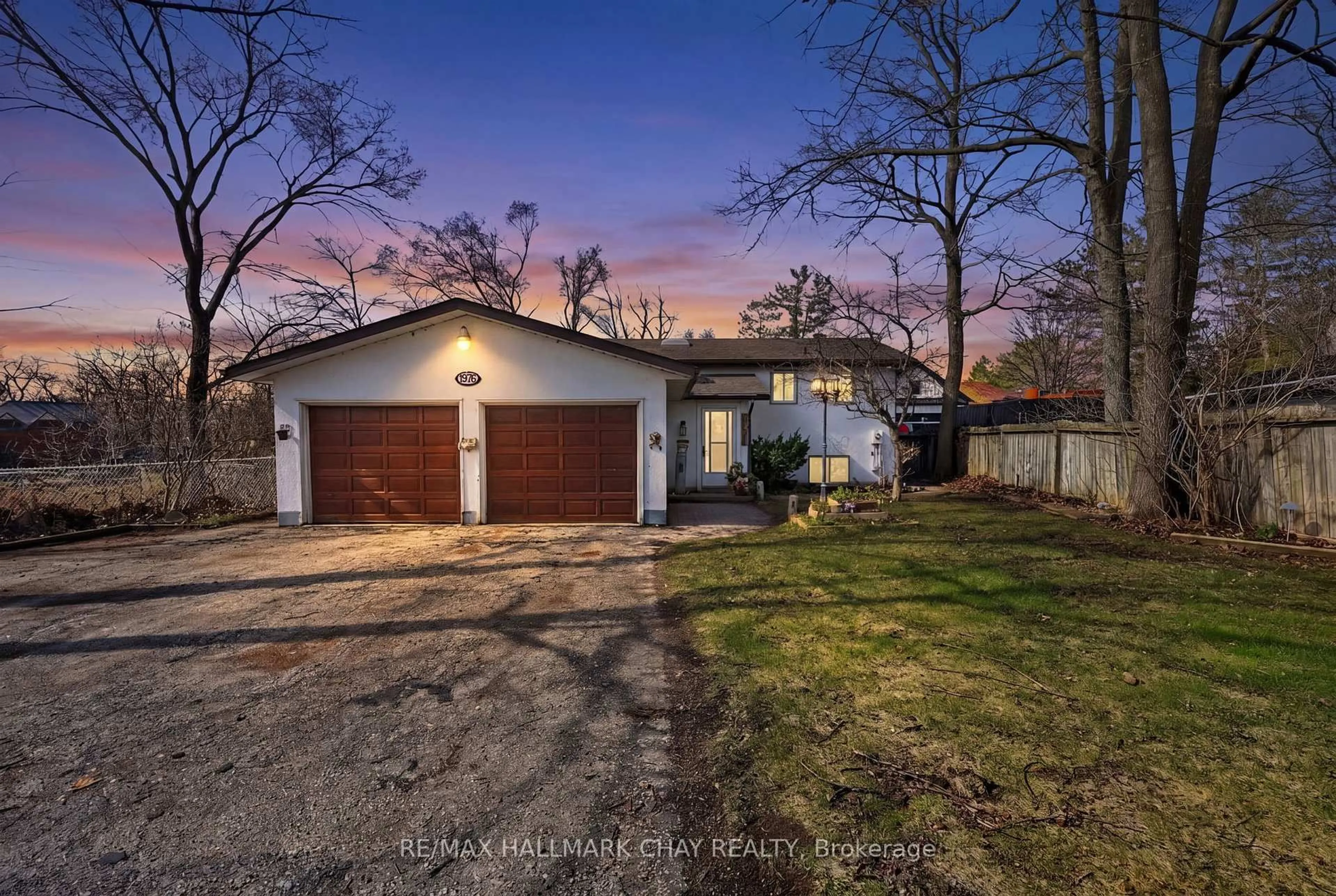 A pic from outside/outdoor area/front of a property/back of a property/a pic from drone, street for 1976 River Rd, Wasaga Beach Ontario L9Z 2W2