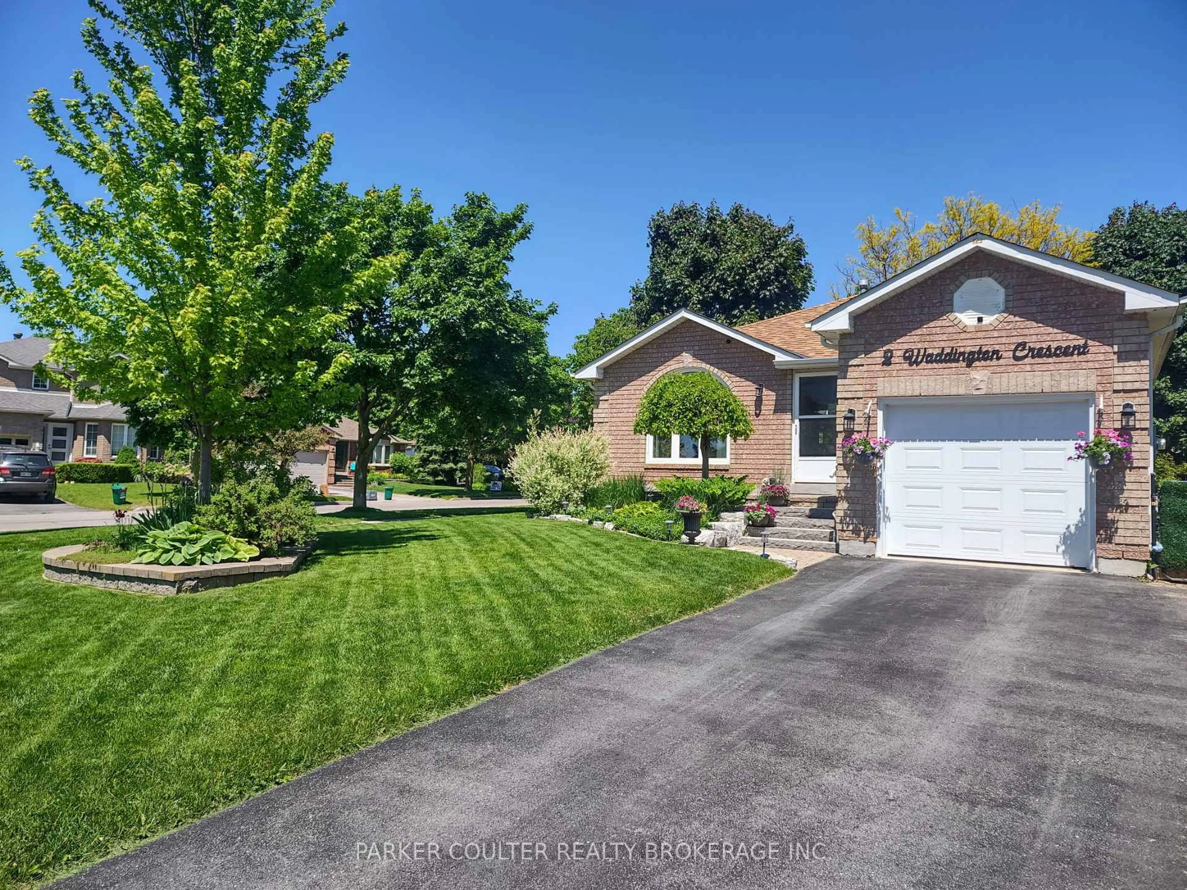 A pic from outside/outdoor area/front of a property/back of a property/a pic from drone, street for 2 Waddington Cres, Barrie Ontario L4N 8C8