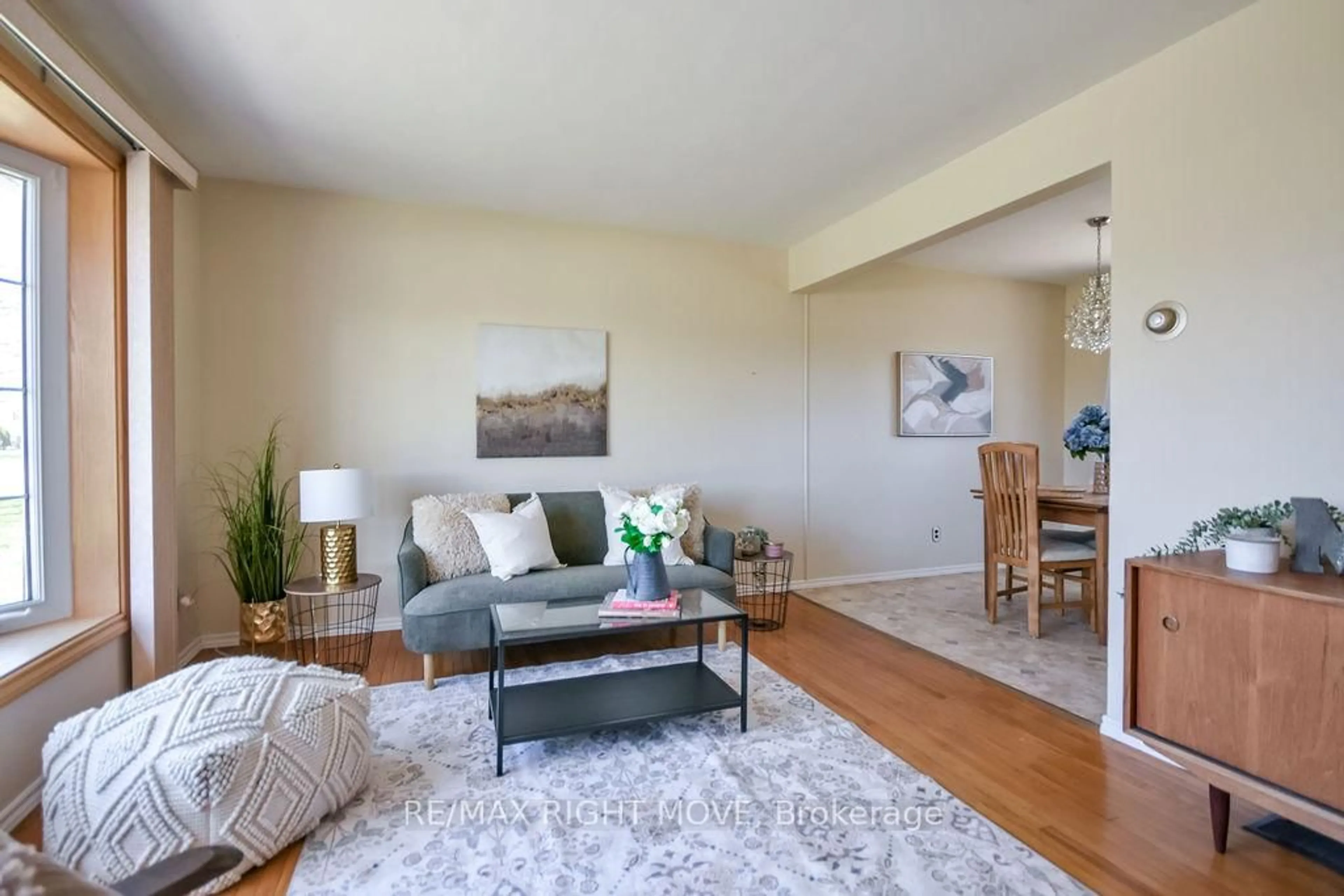 Living room with furniture, unknown for 323 Collins Dr, Orillia Ontario L3V 1E5