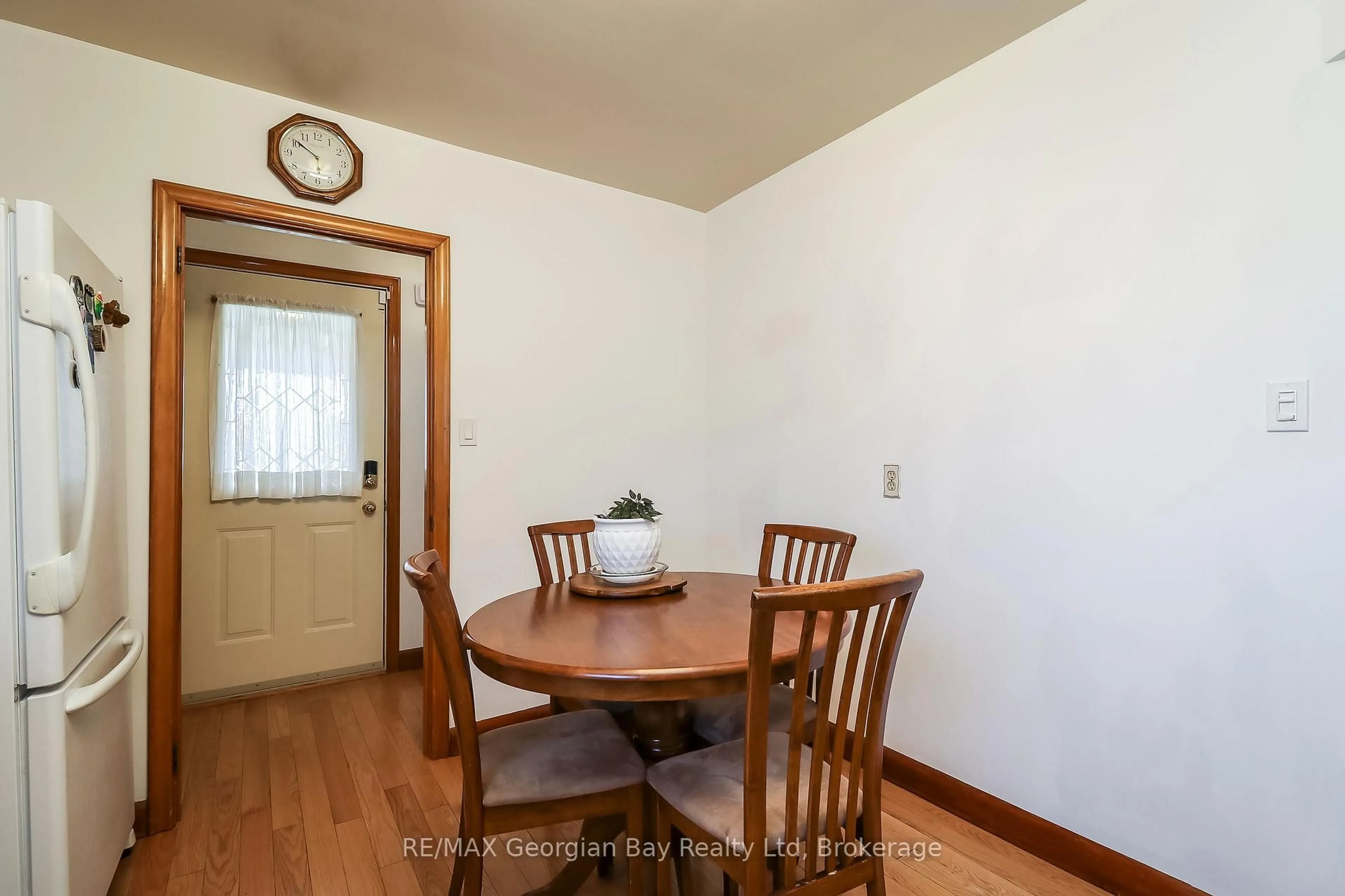 Dining room, wood/laminate floor for 287 John St, Midland Ontario L4R 2J6