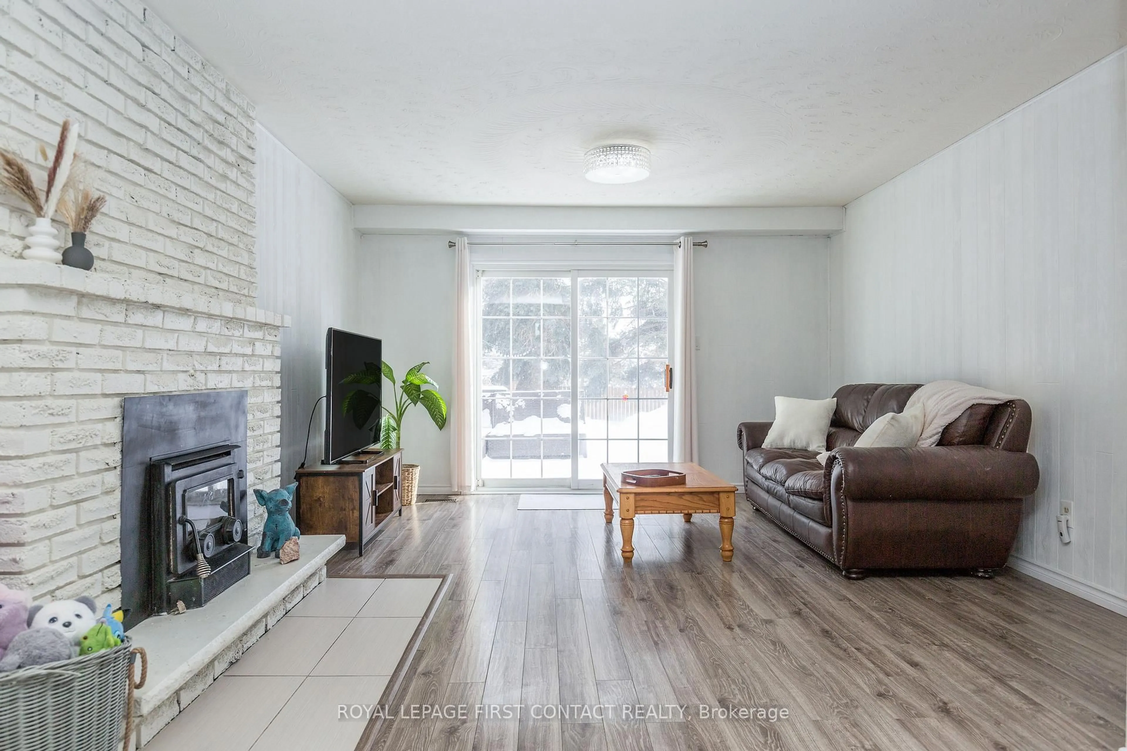 Living room with furniture, wood/laminate floor for 3 Oren Blvd, Barrie Ontario L4N 4T3