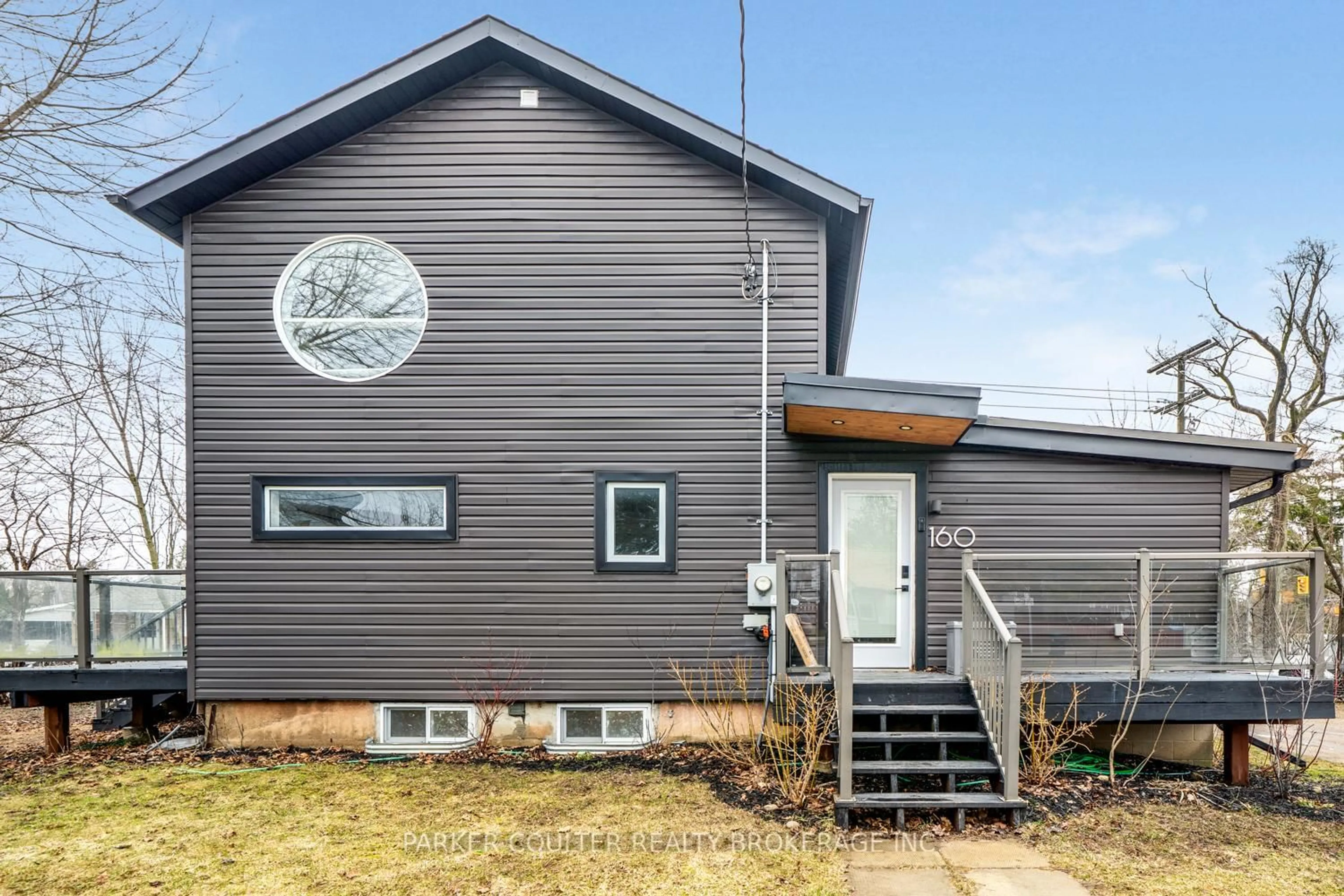 Home with vinyl exterior material, building for 160 Duckworth St, Barrie Ontario L4M 3W4