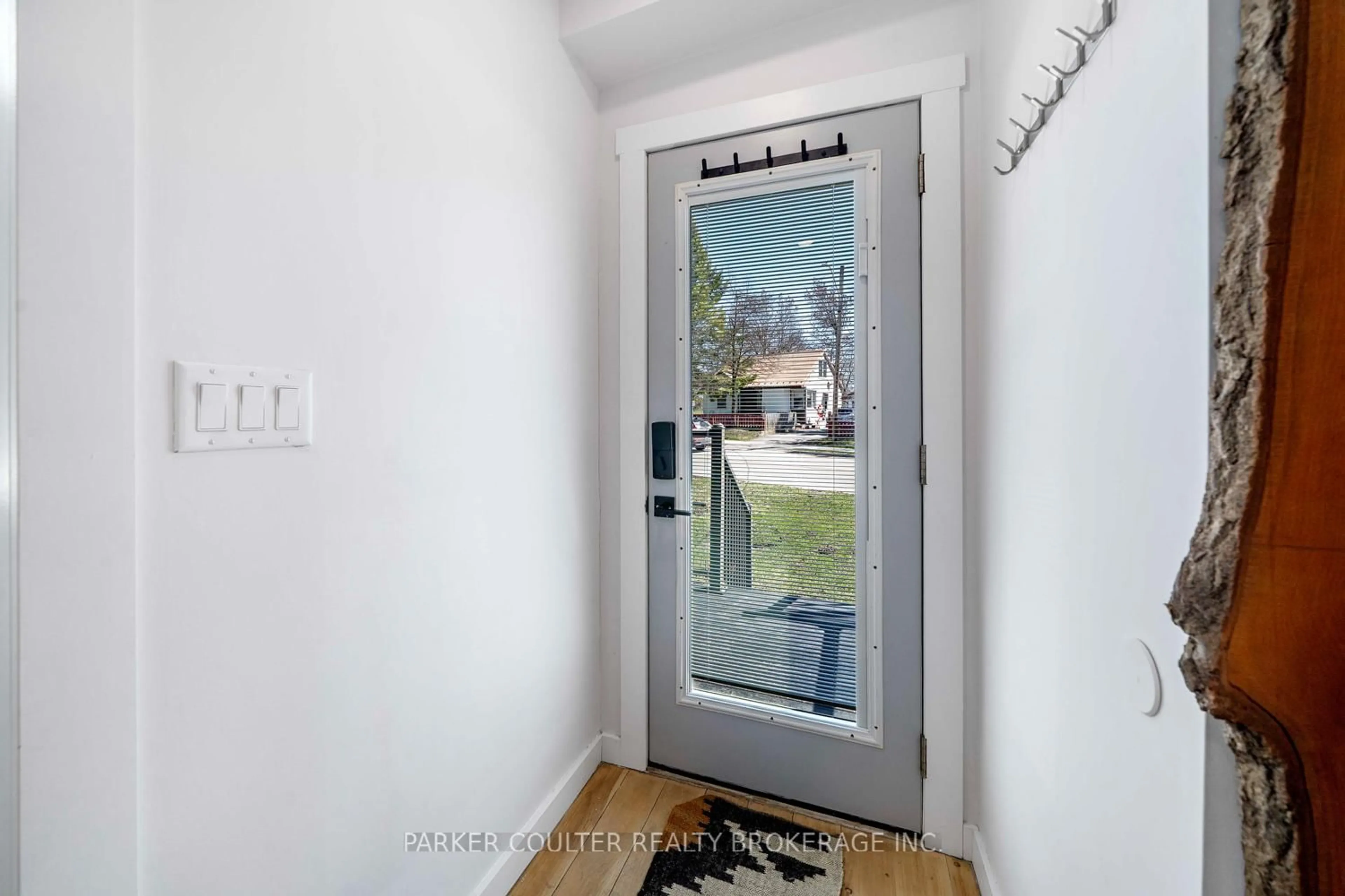 Indoor entryway for 160 Duckworth St, Barrie Ontario L4M 3W4