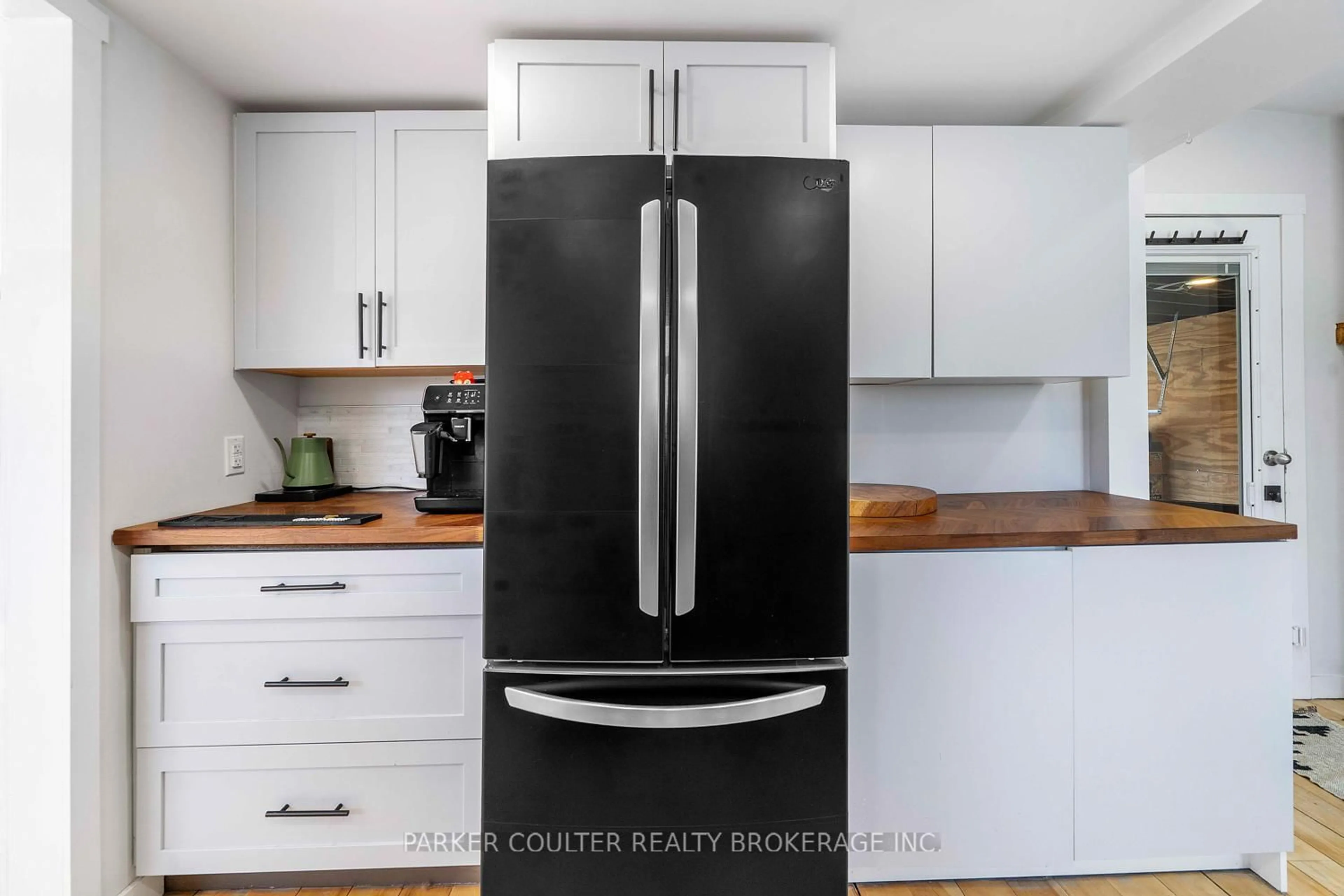 Contemporary kitchen, wood/laminate floor for 160 Duckworth St, Barrie Ontario L4M 3W4