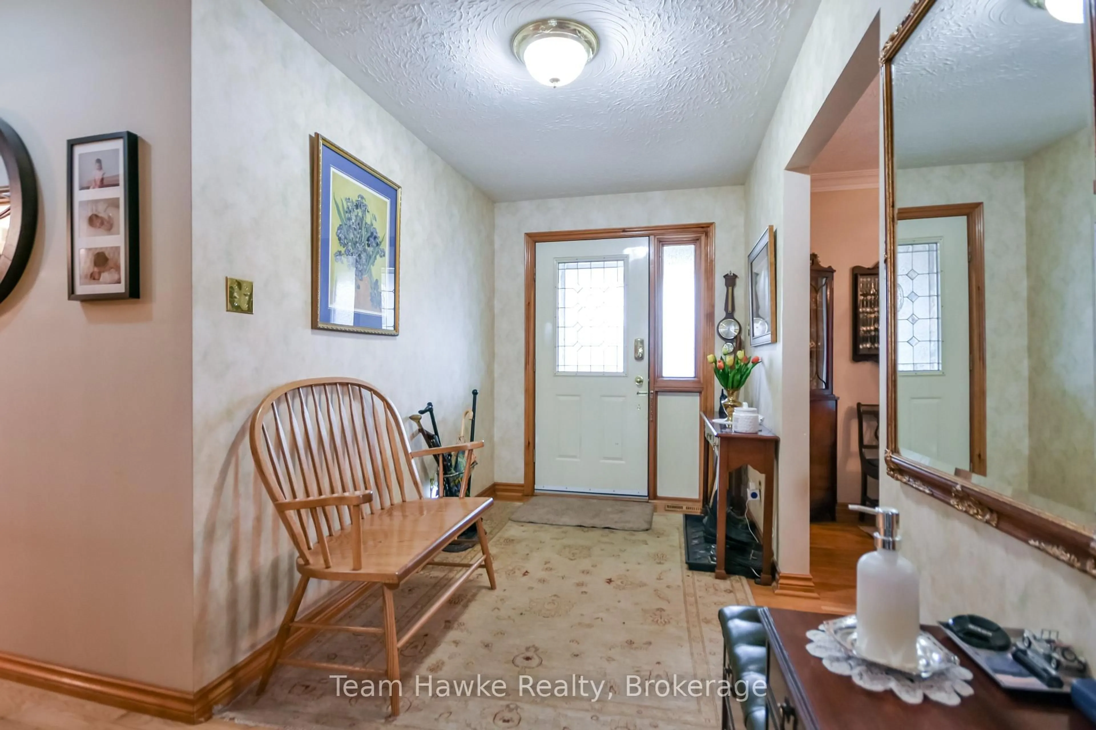 Indoor entryway for 35 Brule St, Penetanguishene Ontario L9M 1J1