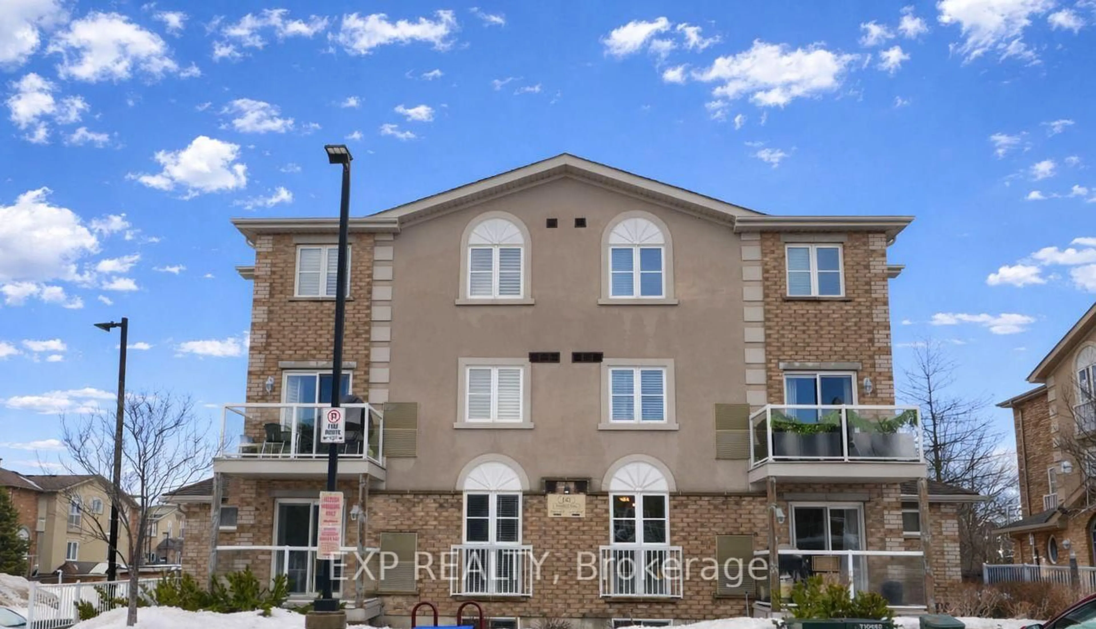 A pic from outside/outdoor area/front of a property/back of a property/a pic from drone, building for 141 Sydenham Wells #8, Barrie Ontario L4M 0H3