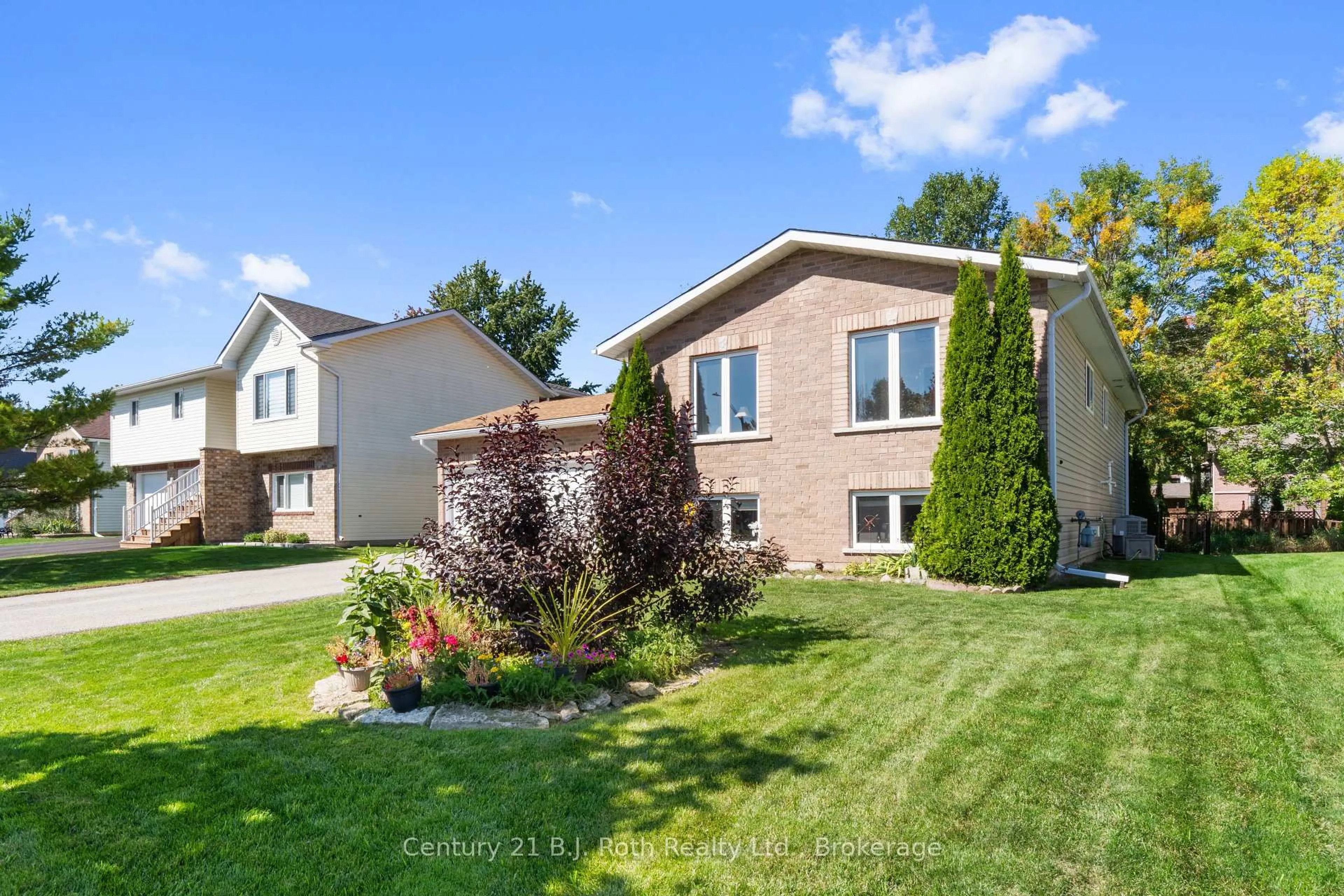 Home with vinyl exterior material, street for 60 Donlands Crt, Severn Ontario L0K 1E0