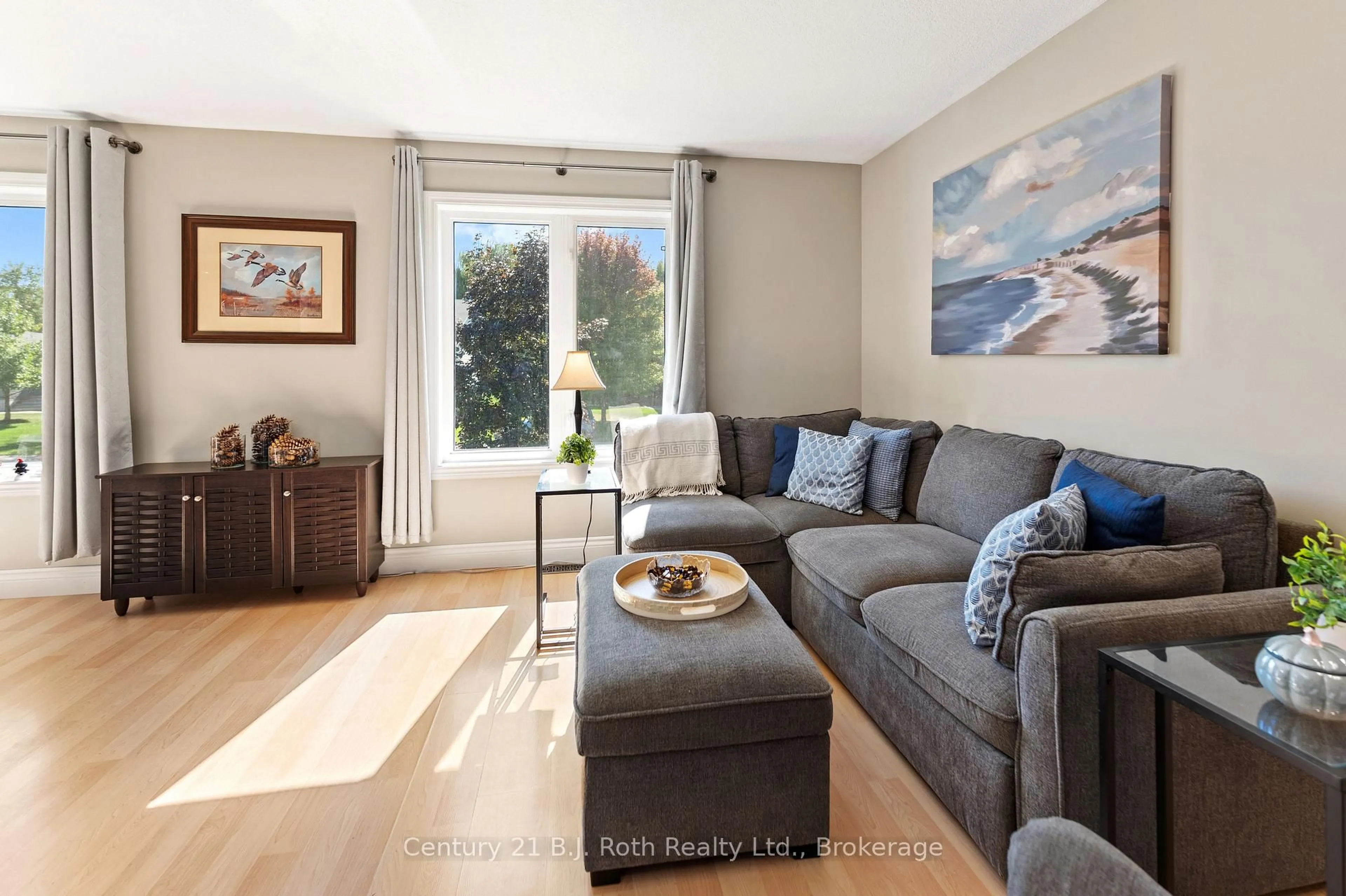 Living room with furniture, wood/laminate floor for 60 Donlands Crt, Severn Ontario L0K 1E0