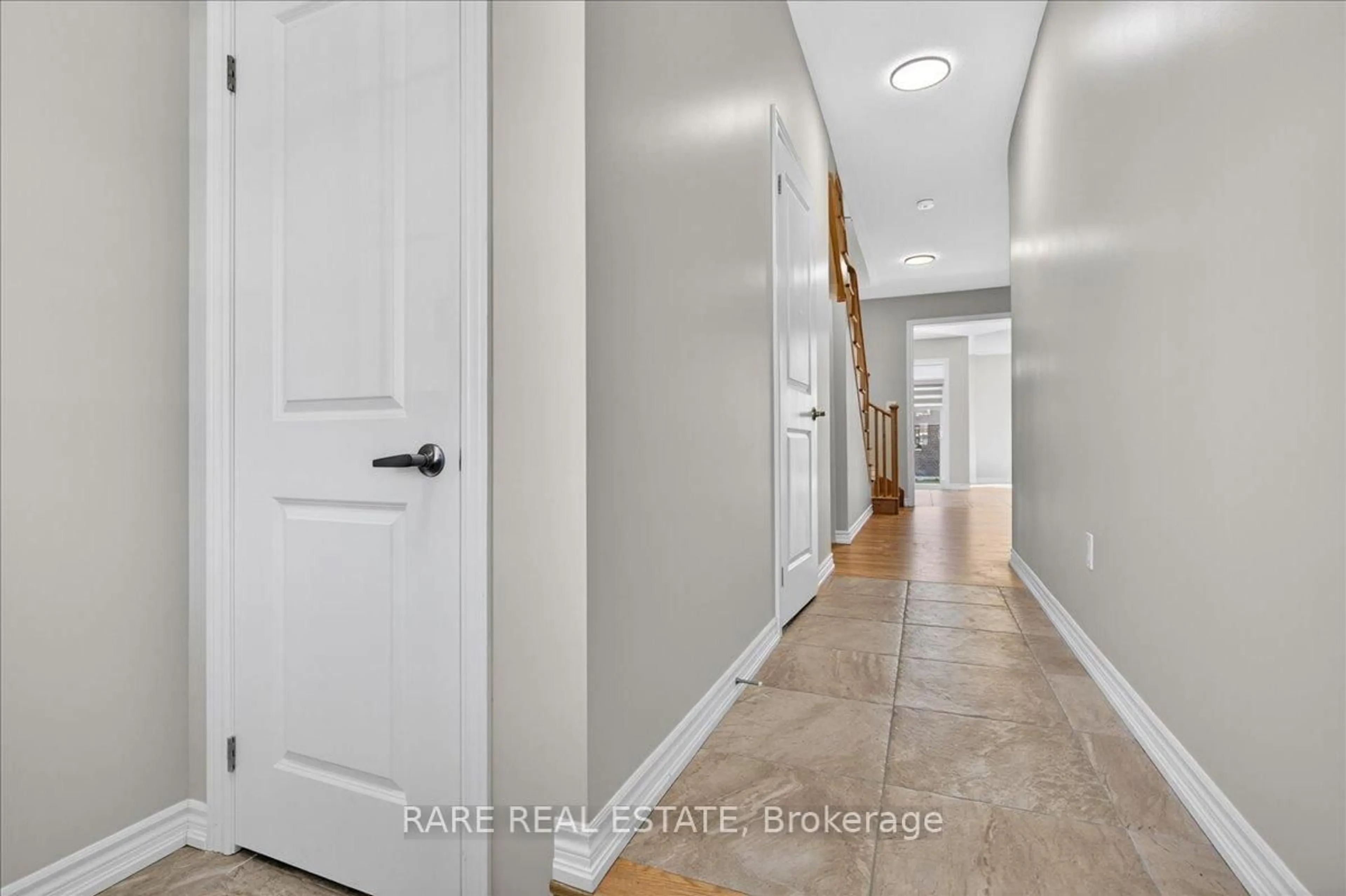 Indoor entryway for 38 Rochester Dr, Barrie Ontario L9J 0W1